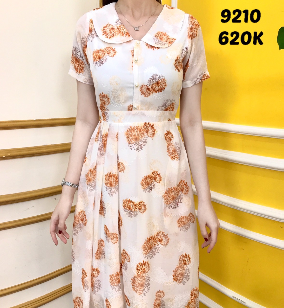 Đầm EMY EM9210 Xoè Hoa Phối Cổ Lá