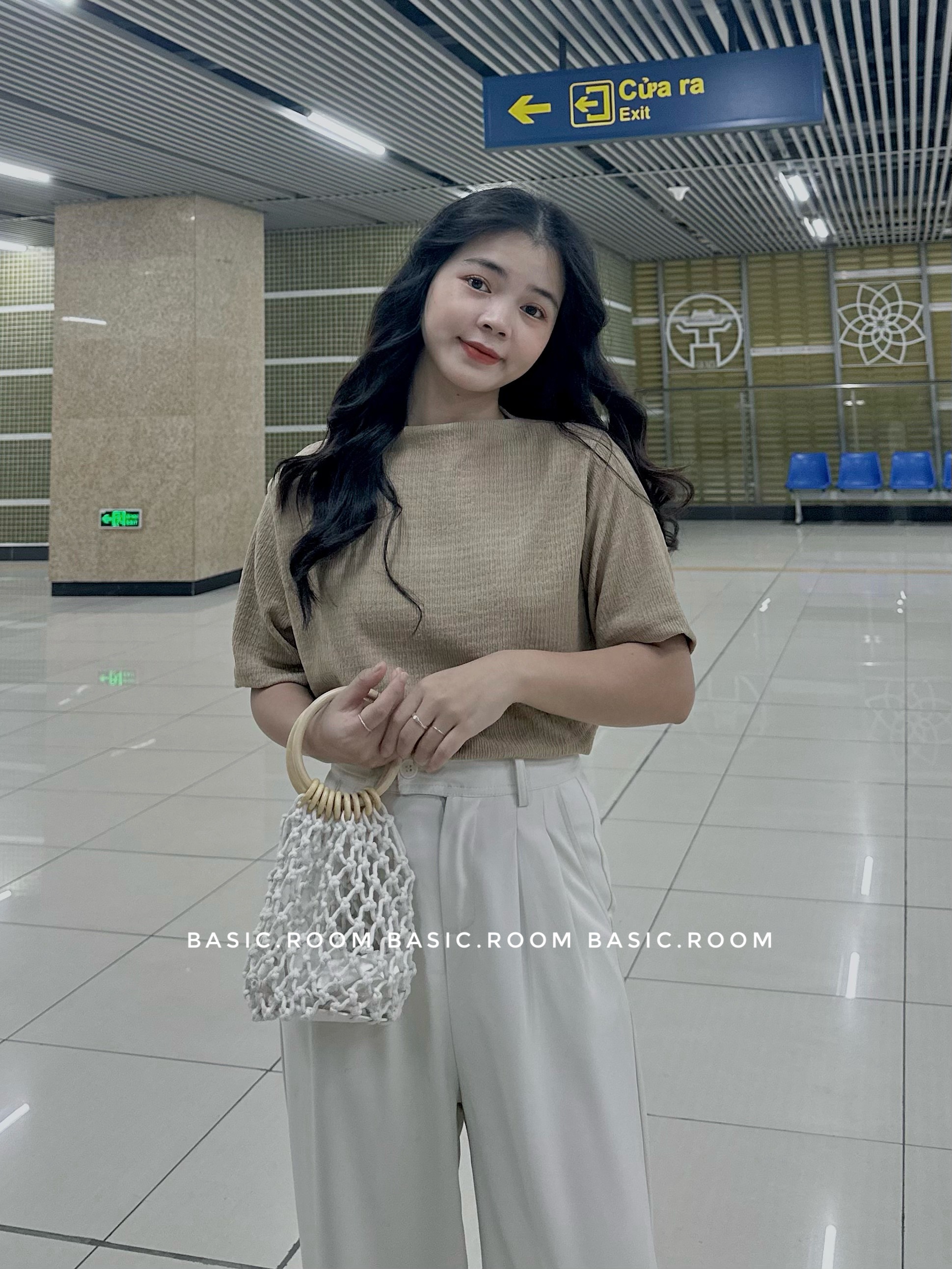 Áo thun xốp nhăn cổ leo tay lỡ by Basic room
