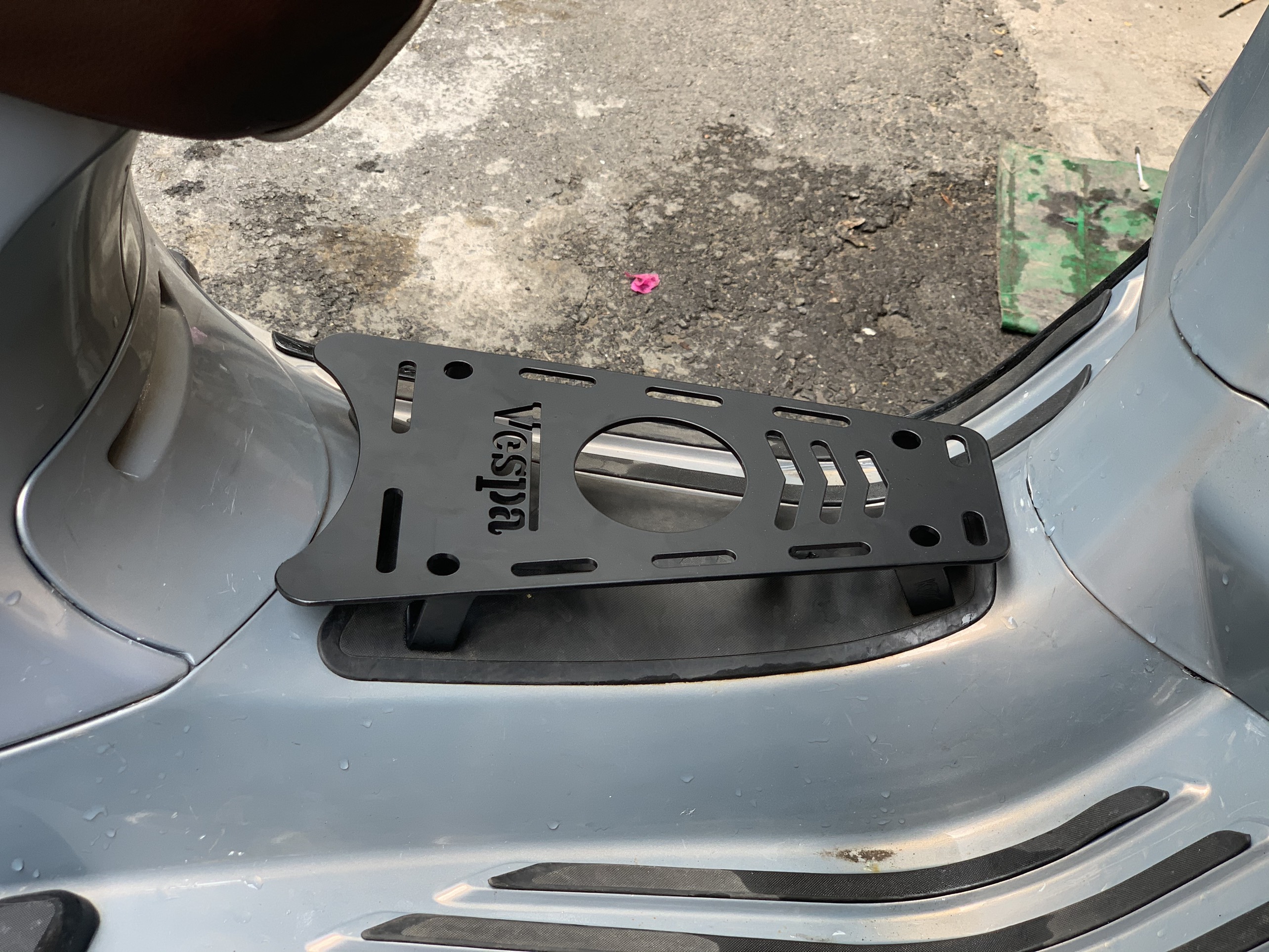 BAGA GIỮA SÀN KIỂU MỚI CHO DÒNG XE VESPA