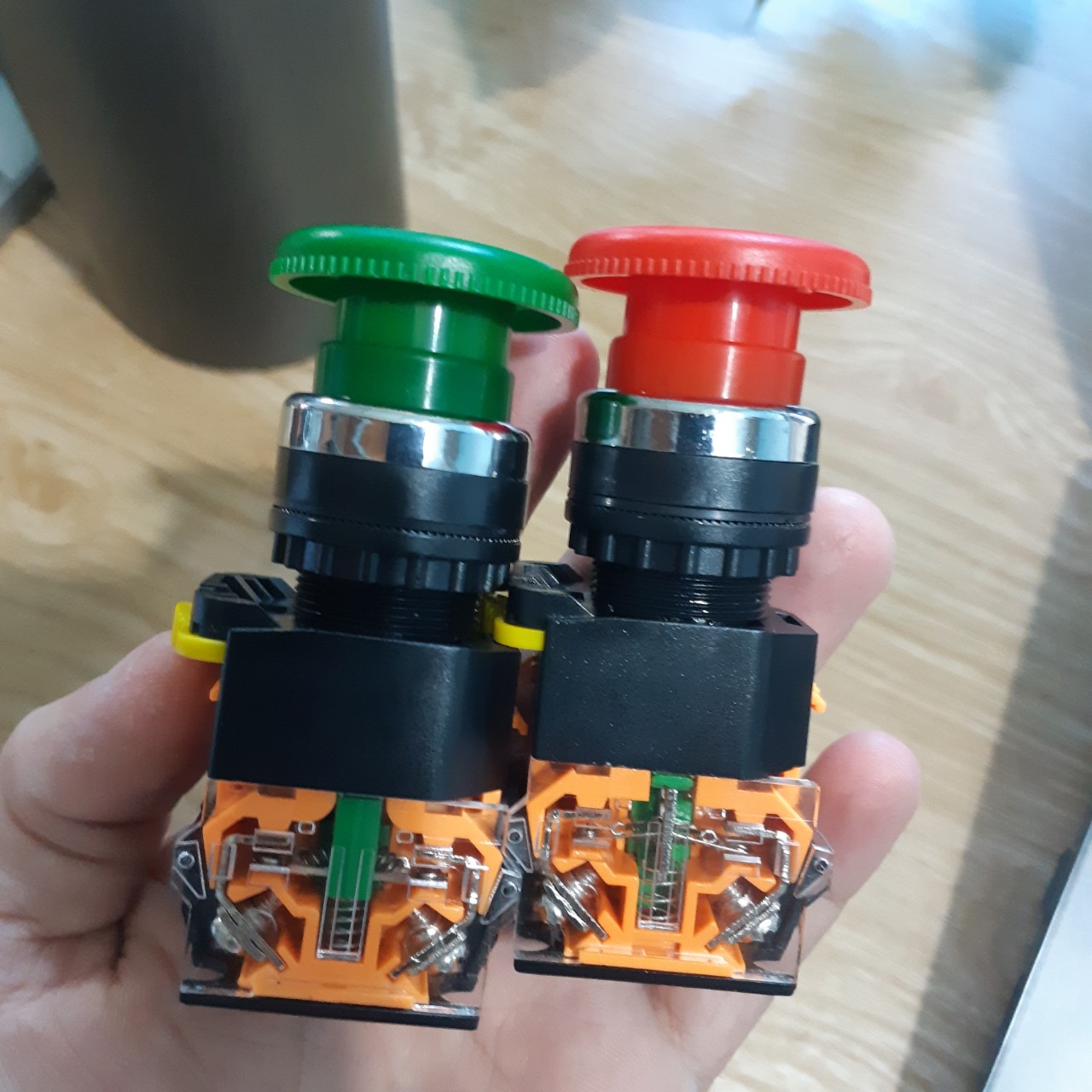 Nút nhấn xoay dừng khẩn, phi 22 mm, nhấn tự giữ