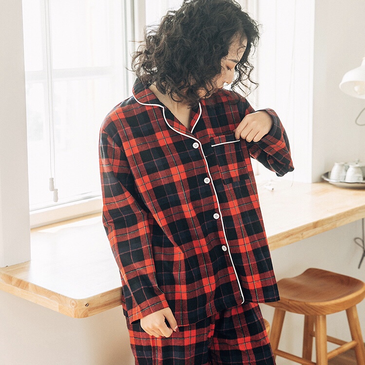 Bộ Pyjama thô cotton kẻ đỏ viền cổ trắng