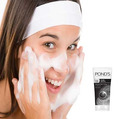 SỬA RỬA MẶT POND'S NGỌC TRAI ĐEN TRẮNG DA