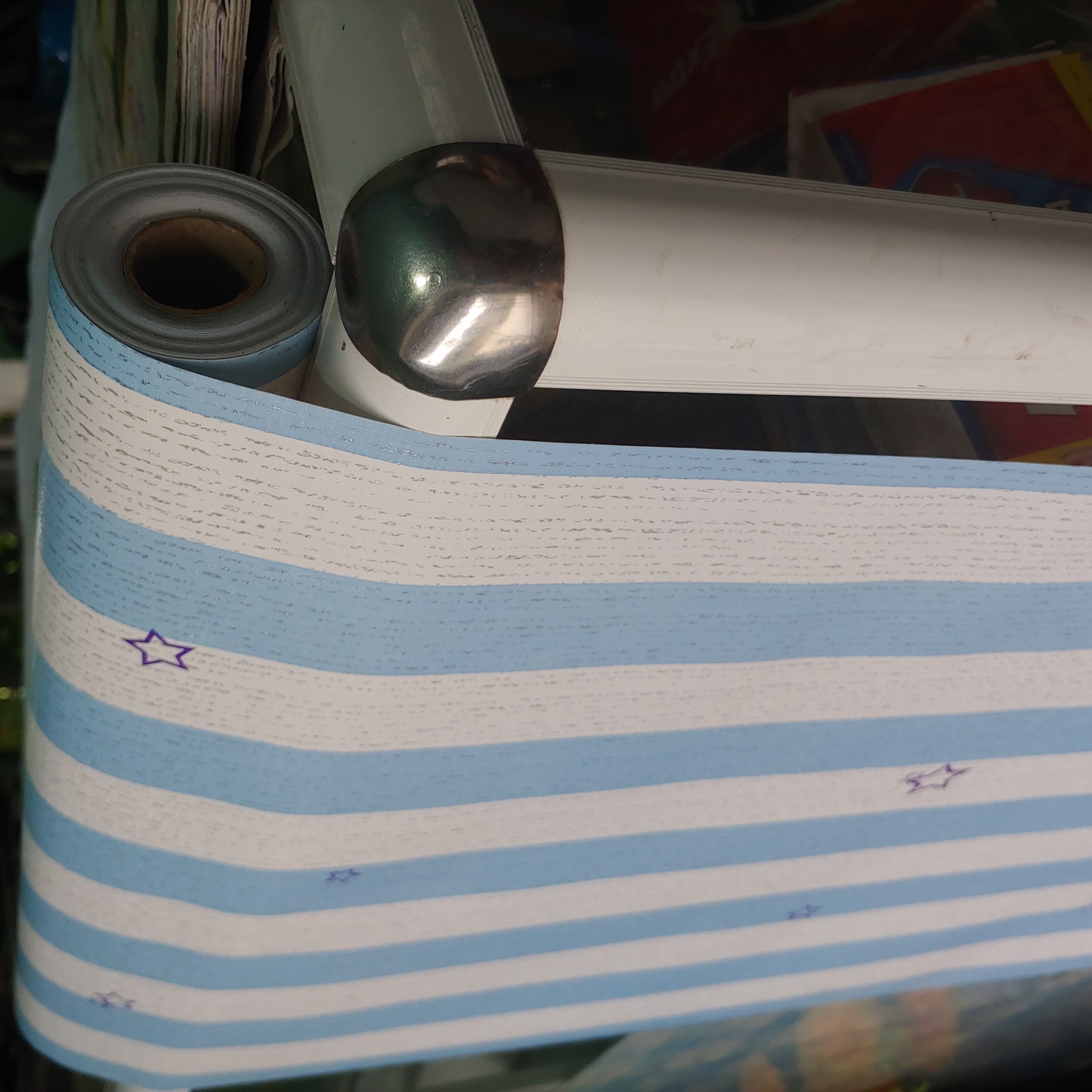 10m giấy dán tường sọc xanh sao ( cuộn dài 10m, khổ rộng 45cm, giấy có keo sẵn )