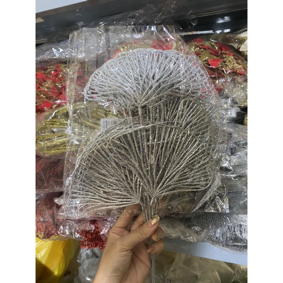 Cành lá sen nhũ, kim tuyến trang trí oản Եài lộc