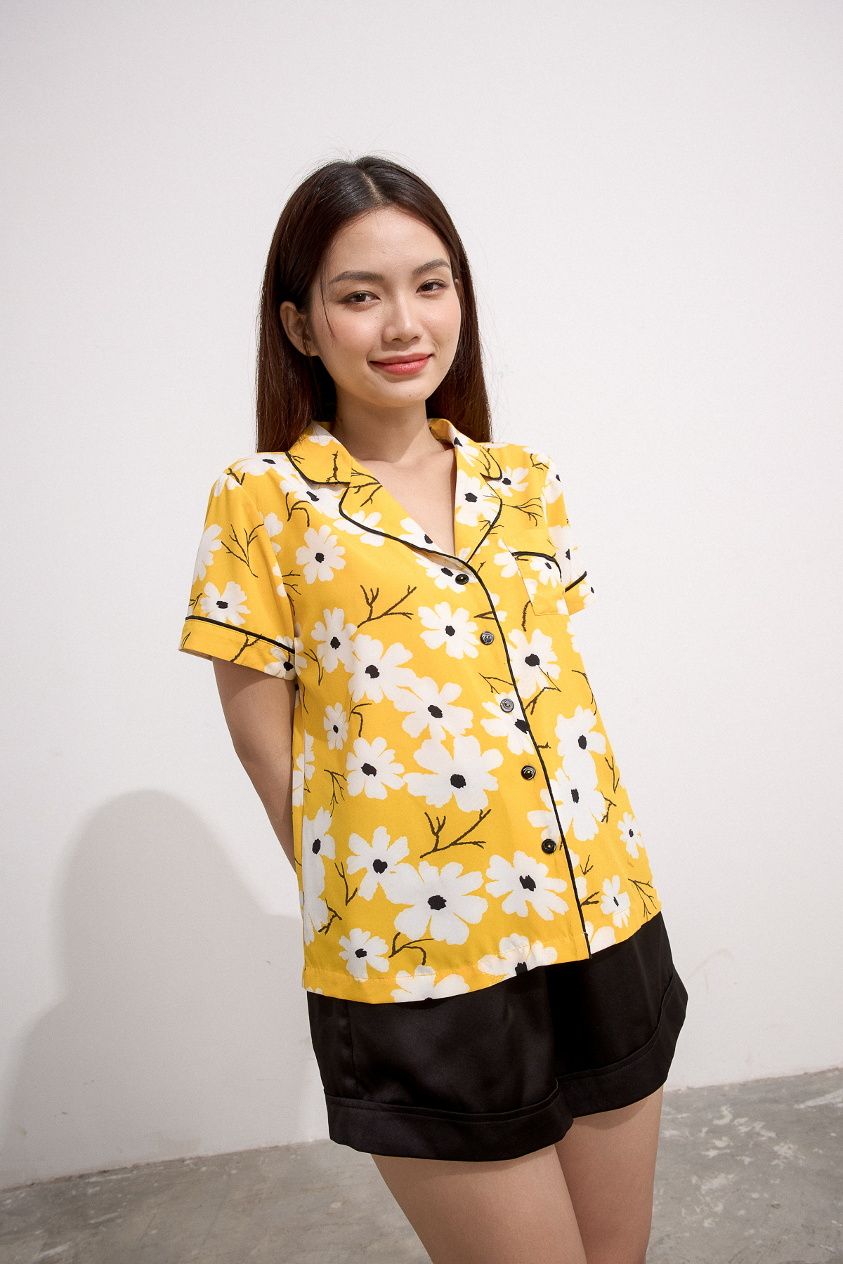 [NHẬP MÃ NOVFALAZSOCIAL02 GIẢM 40K ĐƠN 199K  ] Bộ pyjama MAYBI ngắn lụa vàng in hoa trắng