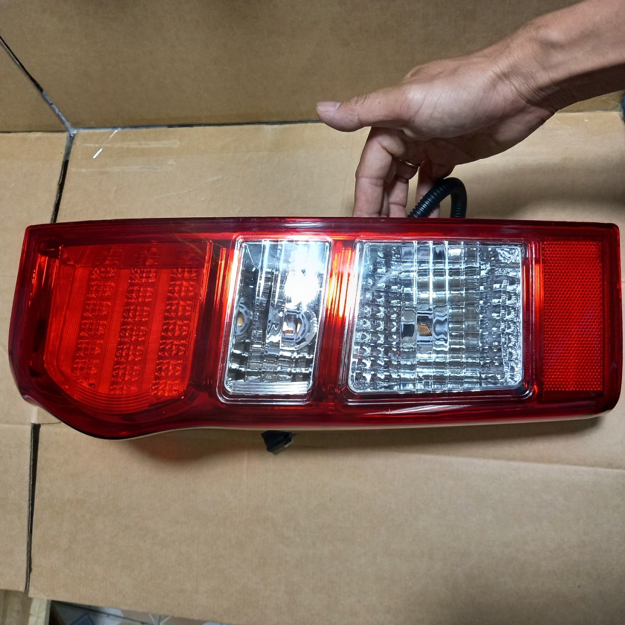 ĐÈN HẬU ISUZU DMAX 2012 - 2014 BÊN LÁI, CÓ LED