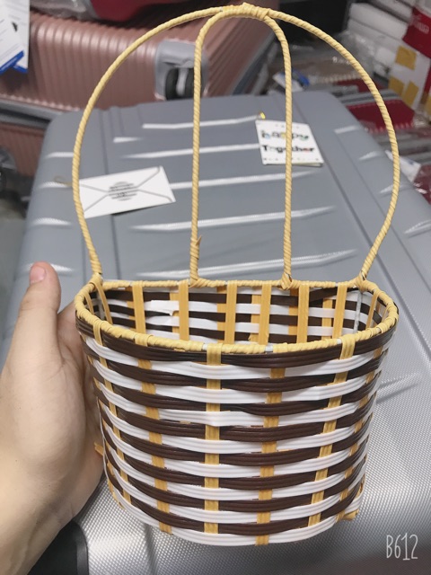 Giỏ mây cắm hoa treo tường