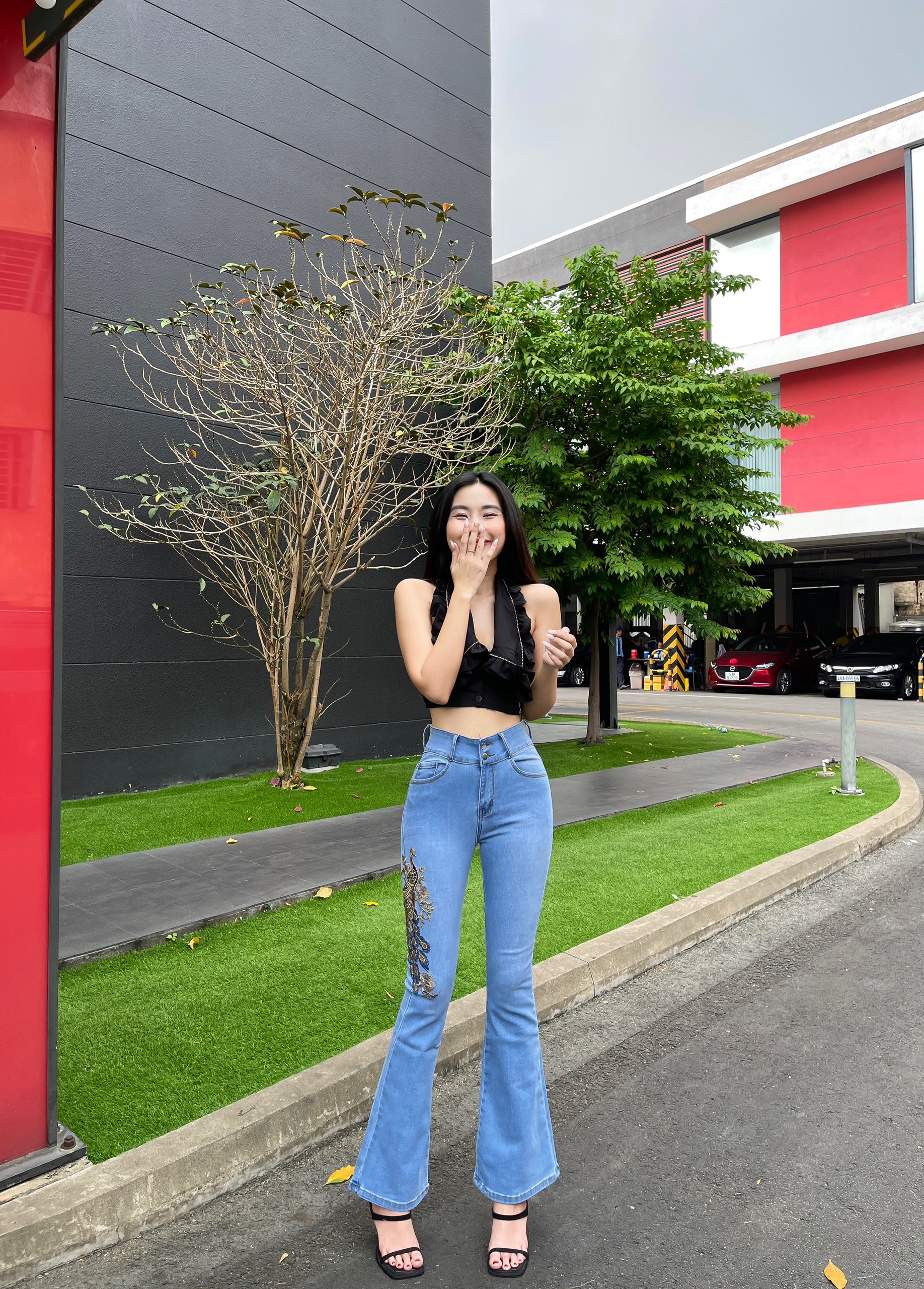 Quần Jeans Nữ Ống Loe Dài Thêu Tôn Dáng