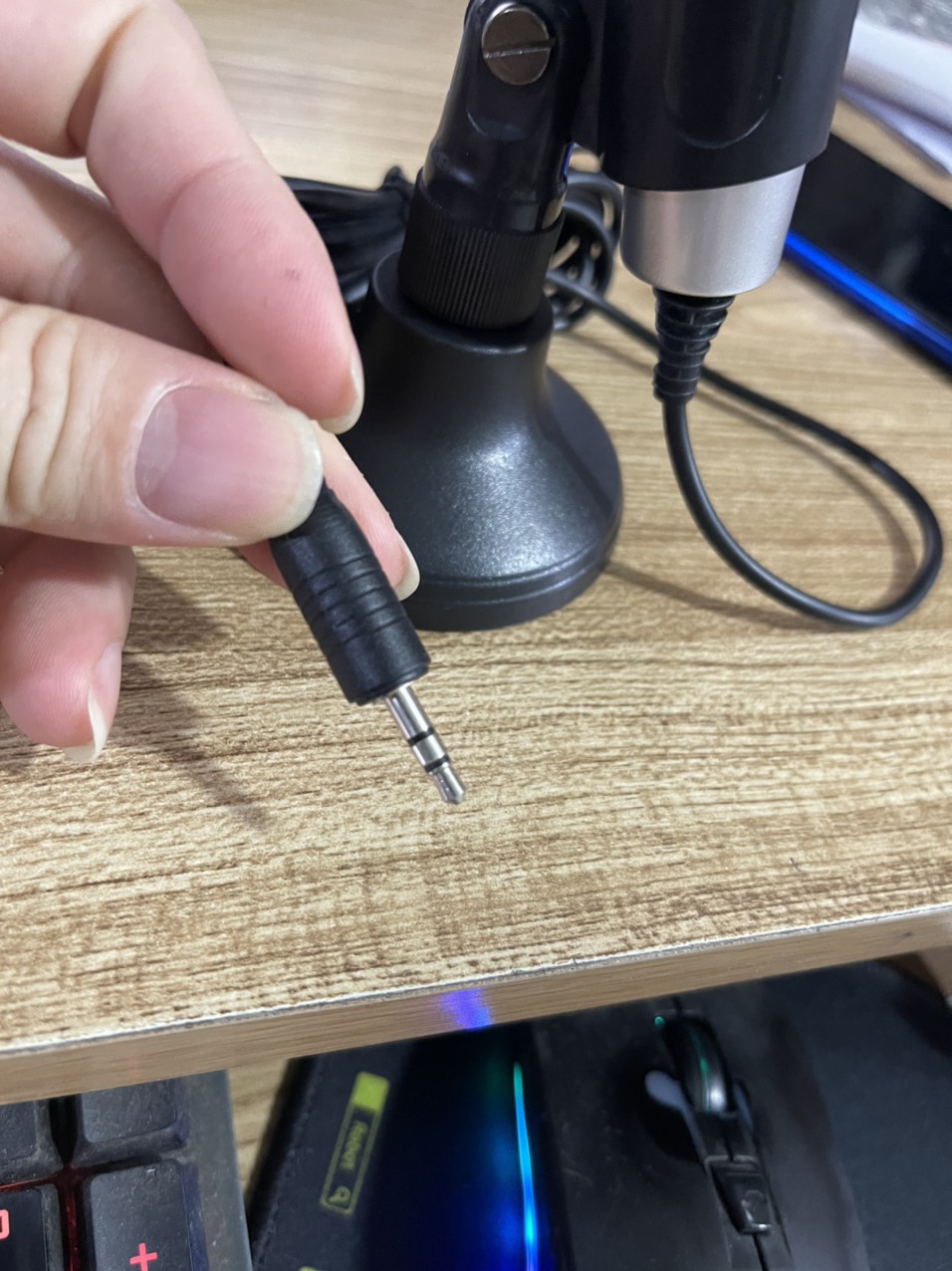 BỘ MIC THU ÂM VÀ CHÂN ĐẾ SALAR M9 CAO CẤP SBC