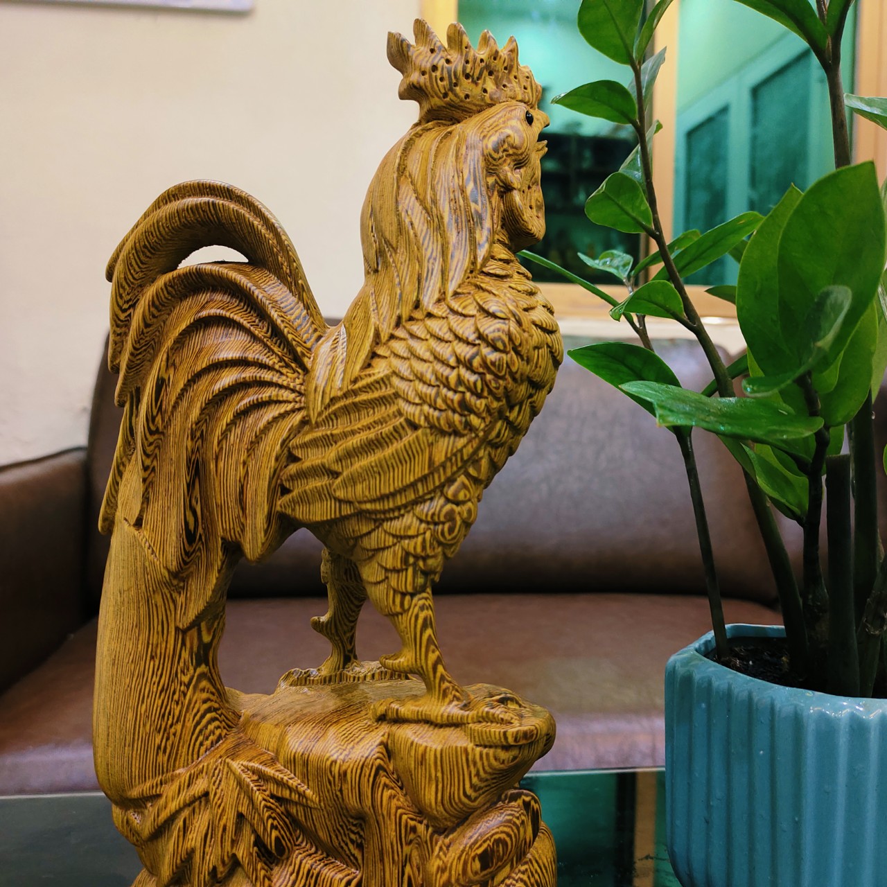 Tượng con gà gỗ mun đuôi công cao 20 cm