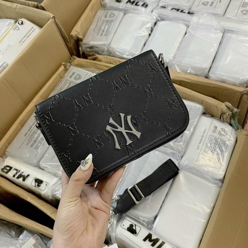 Túi Đeo Chéo MLB Dập Vân Nổi New