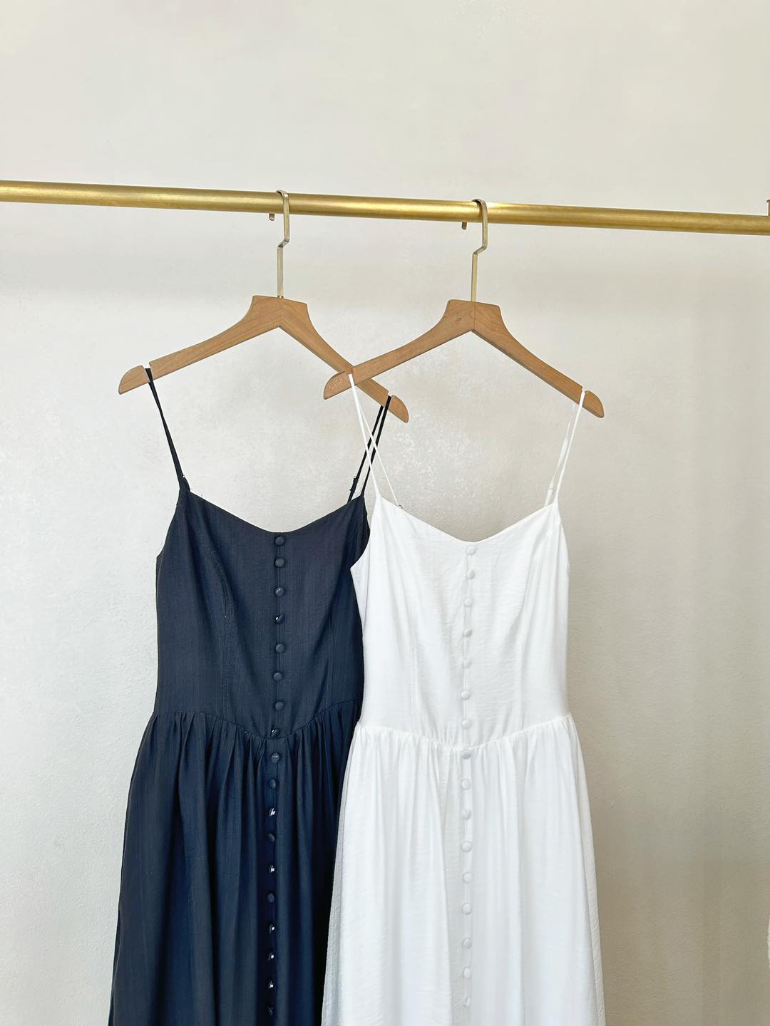 Đầm maxi 2 dây nút bọc dáng xòe
