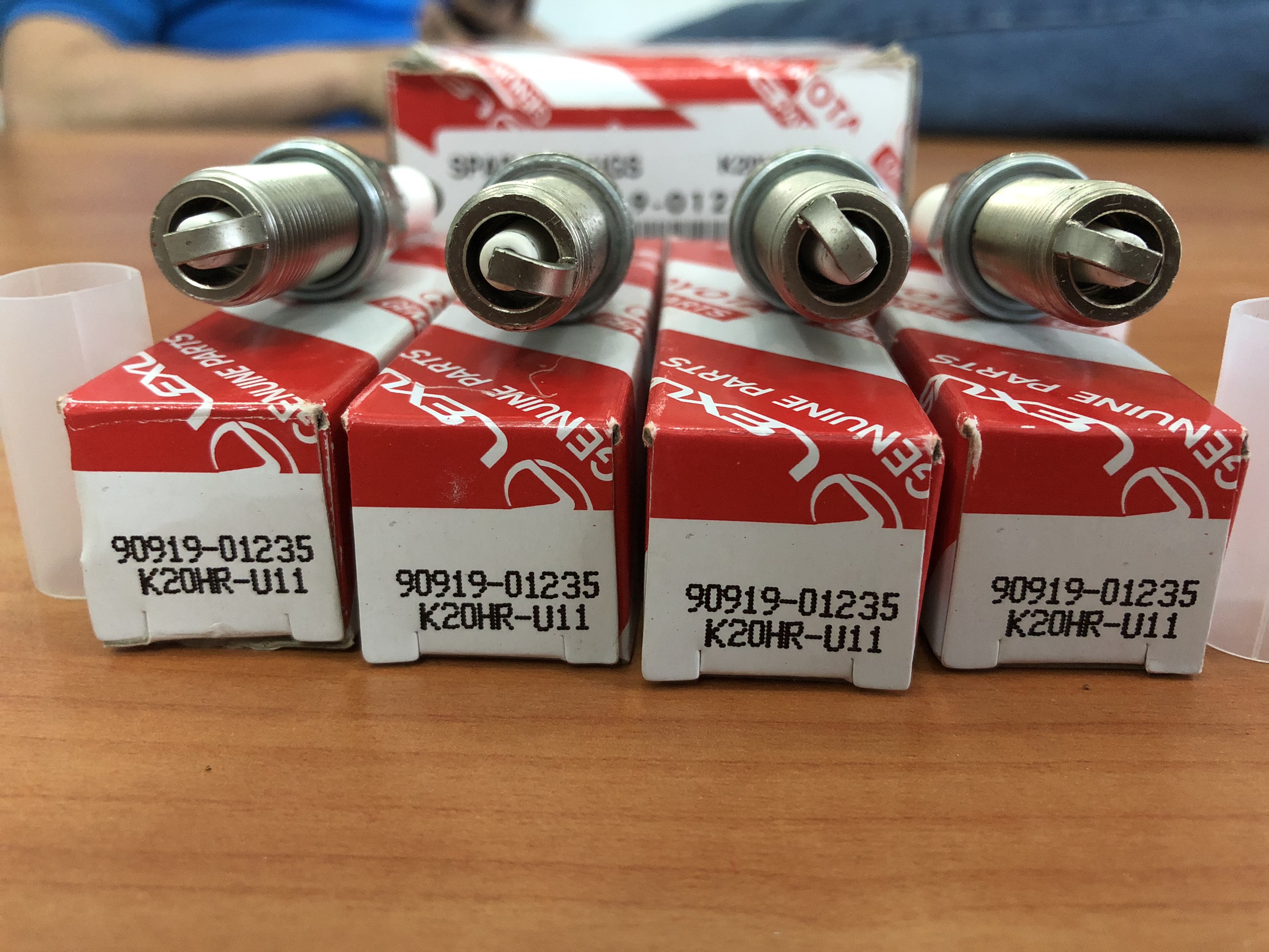 [HCM][CHÍNH HÃNG] Bộ 4 Bugi Xe Toyota Innova Fortuner Dài - than Xe Toyota Innova 90919-01235 [K20HR-U11]