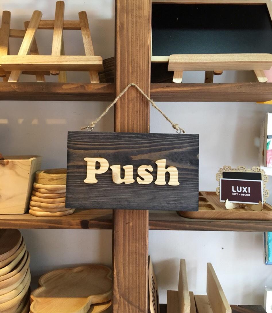 BẢNG GỖ TREO CỬA 2 MẶT ''PUSH - PULL'' - LUXI decor