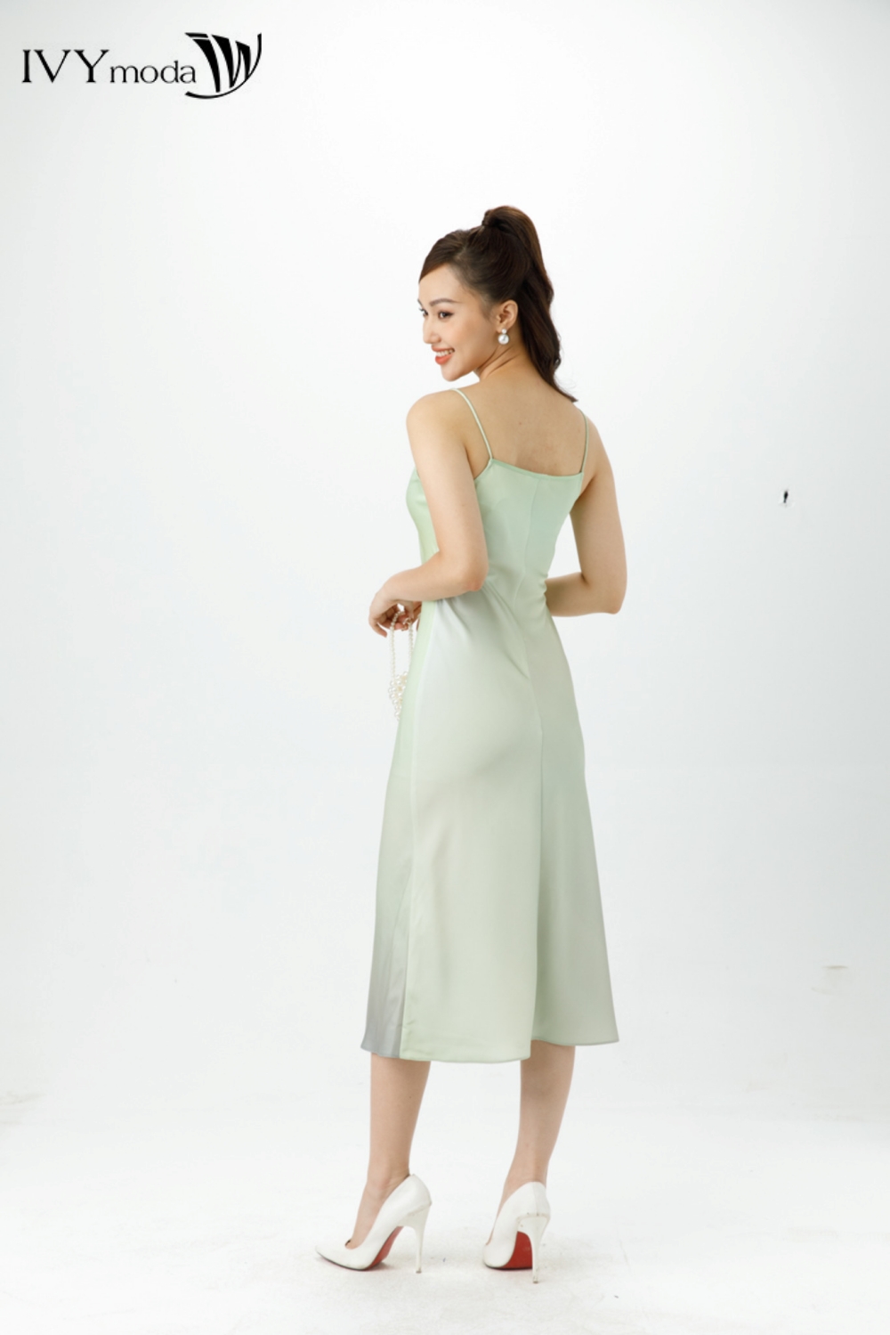 Đầm lụa 2 dây cổ đổ IVY moda MS 40B9308