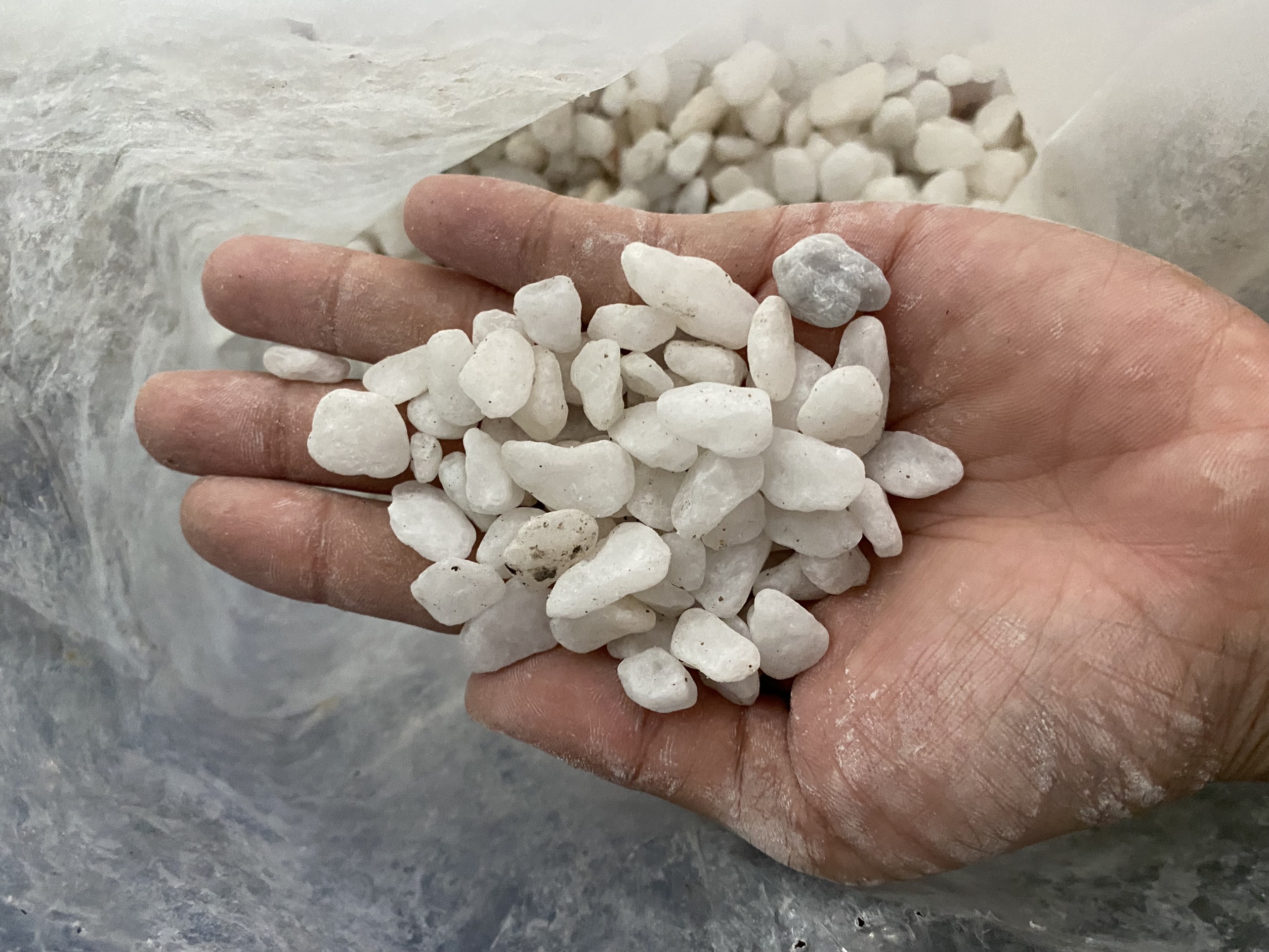 Đá sỏi trắng, dùng trang trí chậu cây hồ cá