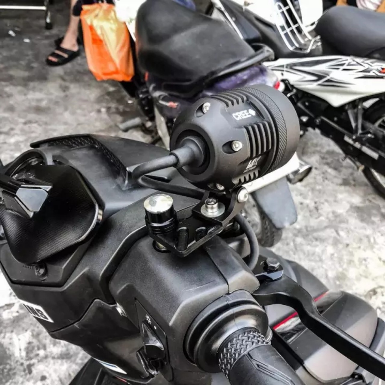 bát gắn đèn trợ sáng l4