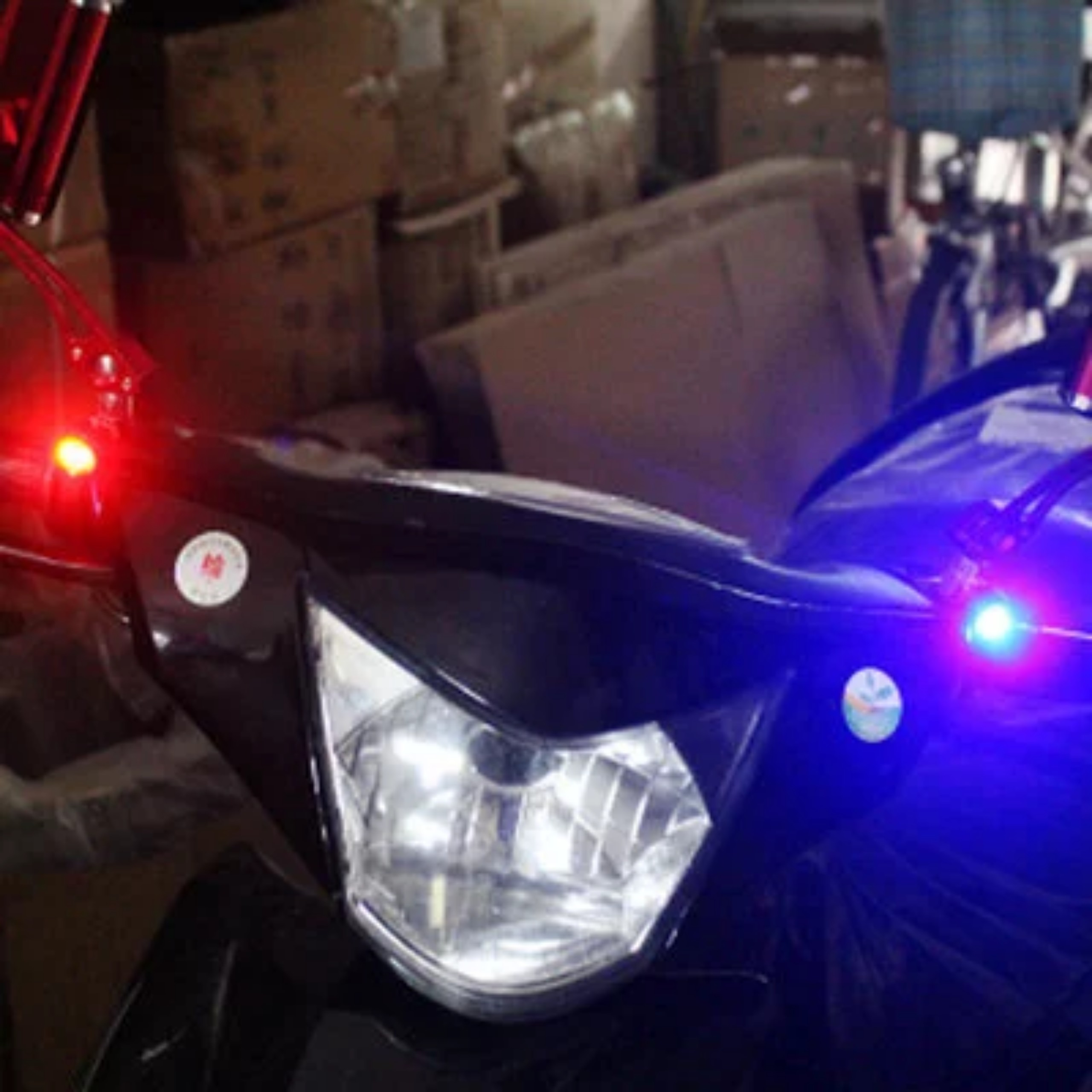 CẶP ĐÈN CHỚP CHÂN GƯƠNG,BẢN SỐ XE MÁY 12V ( giá 1 bộ )