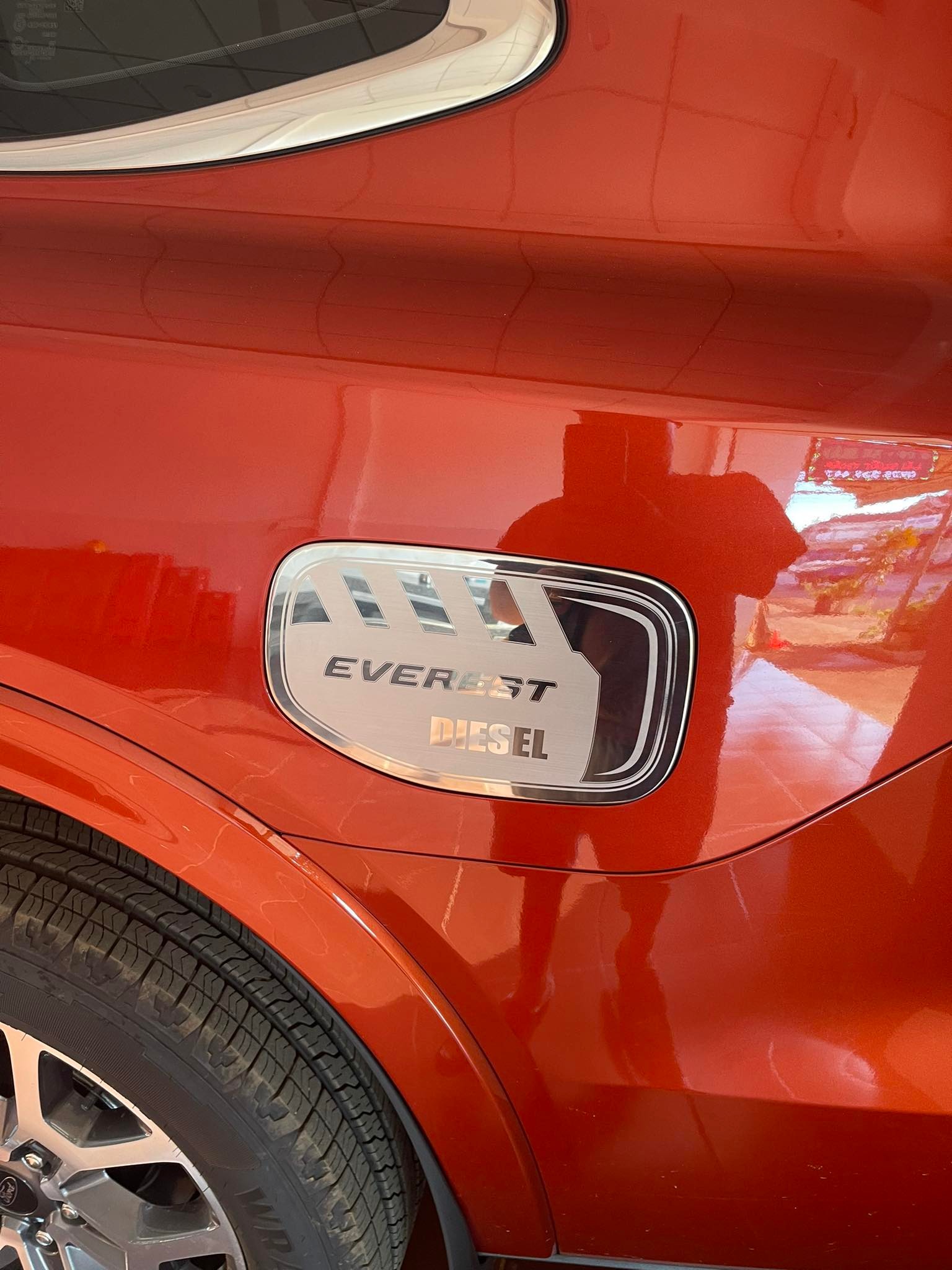 Ốp INOX nắp bình xăng FORD Everest