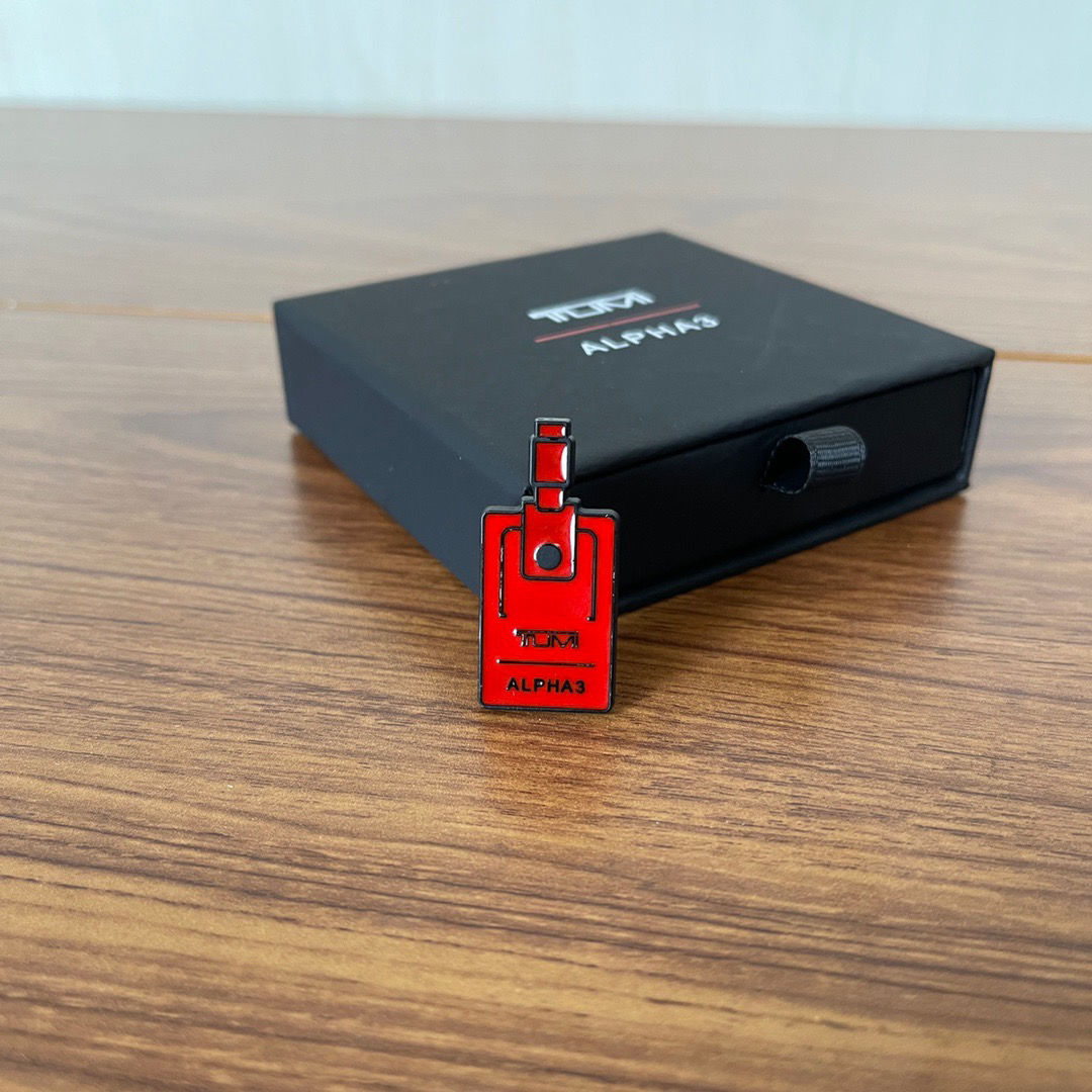 【free shipping】NEW TUMIˉClassic hardware badge sticker gift box!
