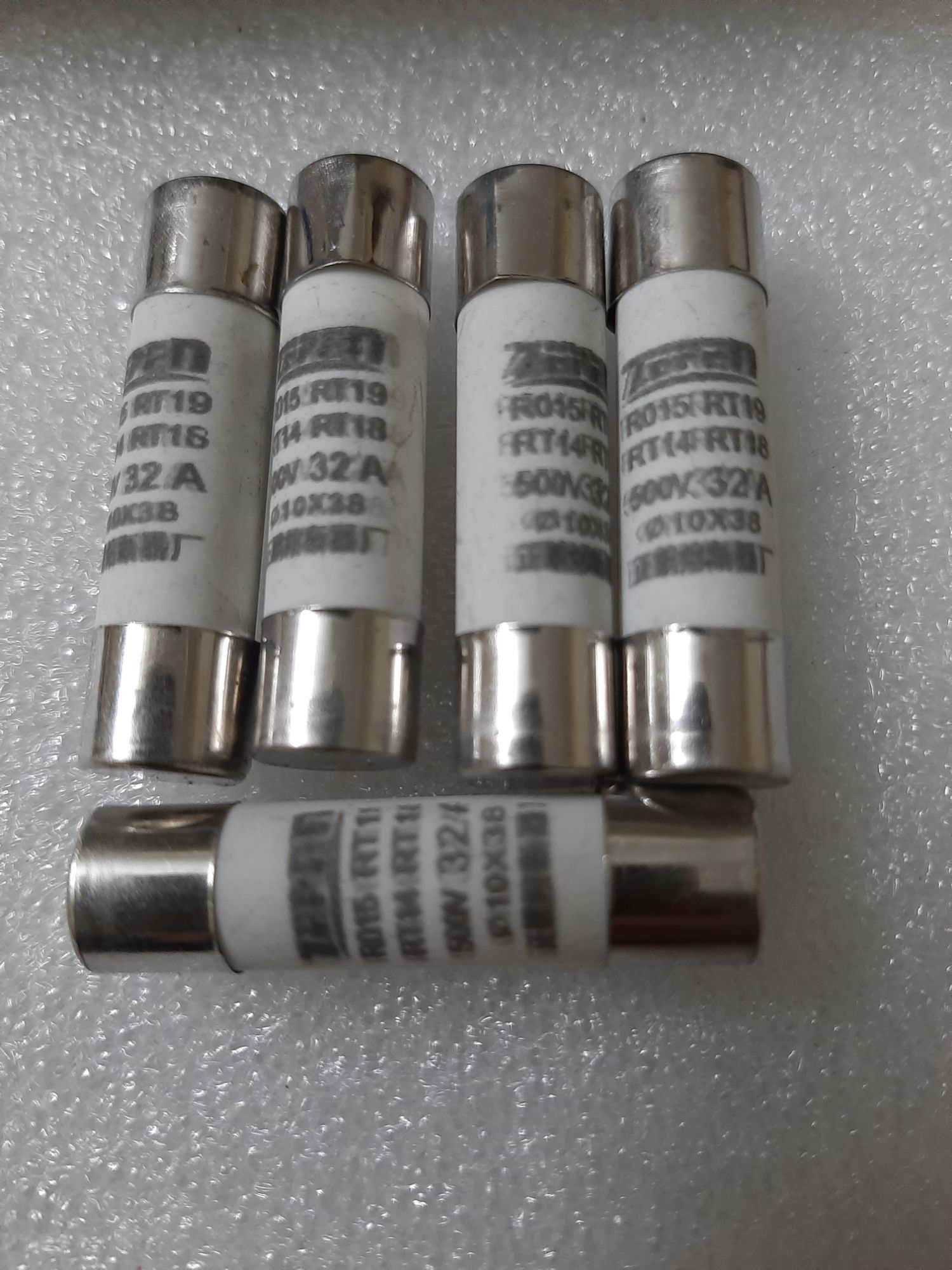 10 Cầu chì sứ 32A 10x38