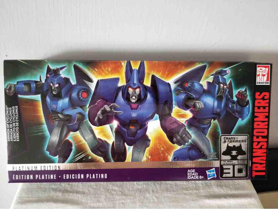 Robot Transformers biến hình máy bay Generations Cyclonus  