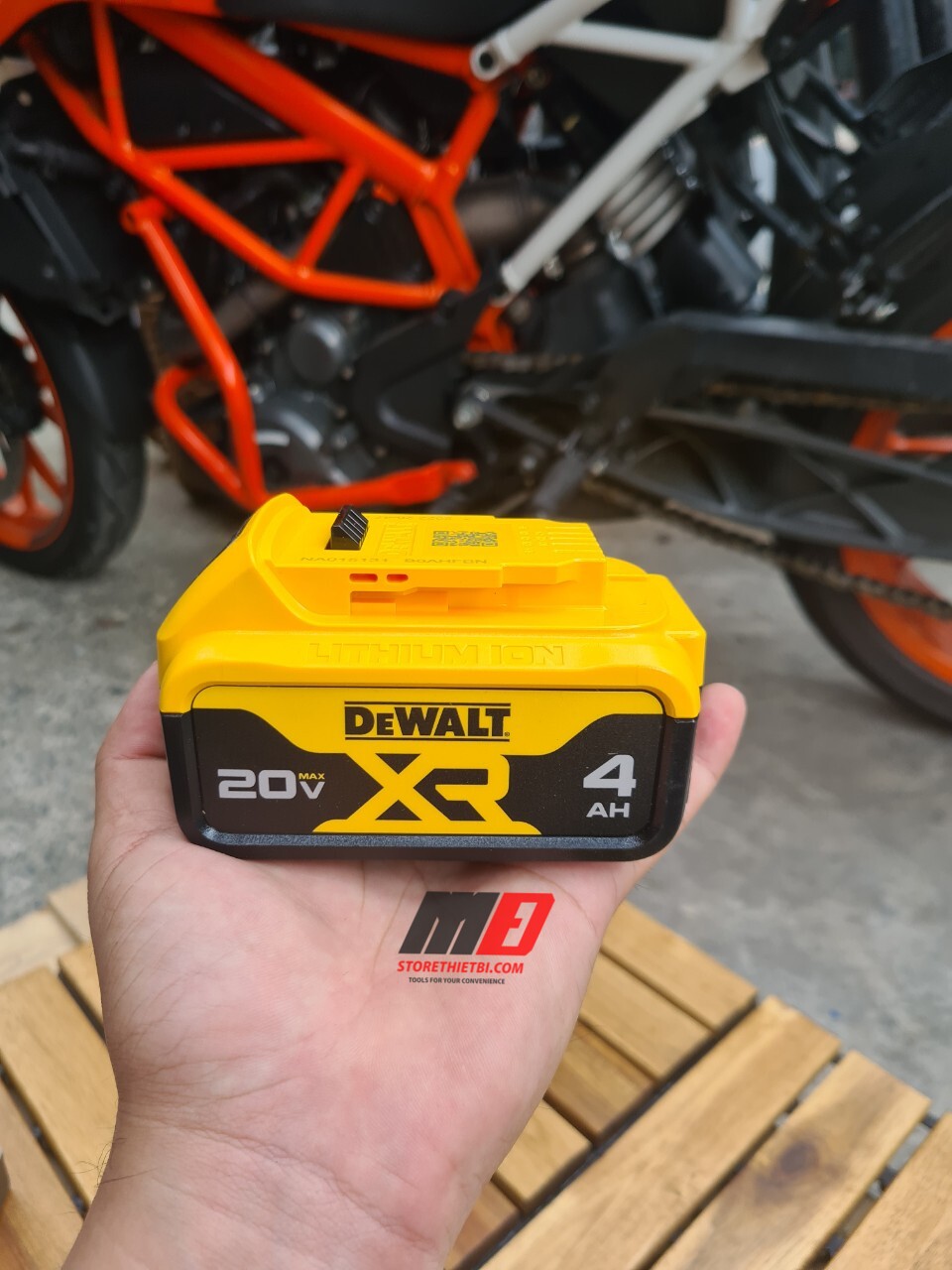 [HCM]Pin 18V 4.0Ah Dewalt Dcb182