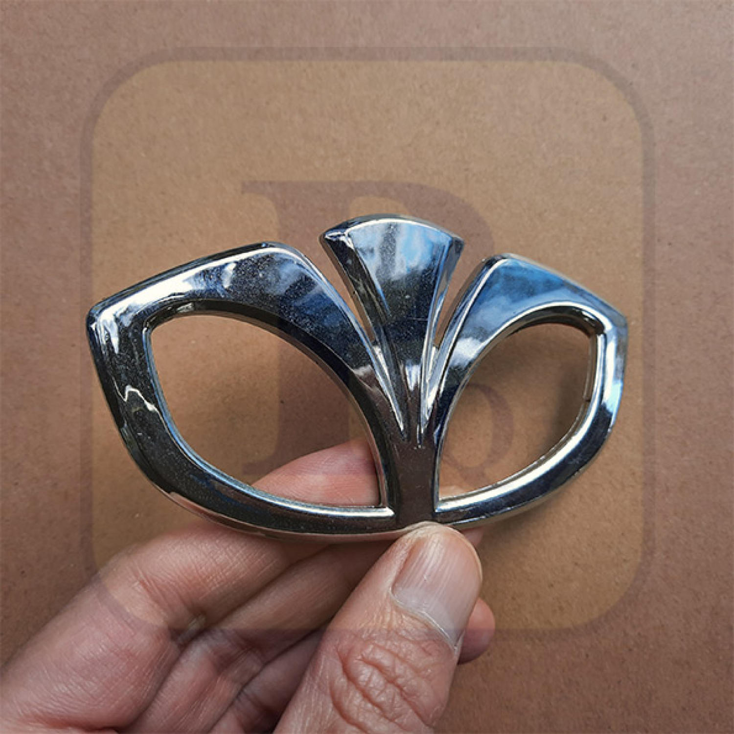 LÔ GÔ CỐP HẬU DAEWOO MAGNUS