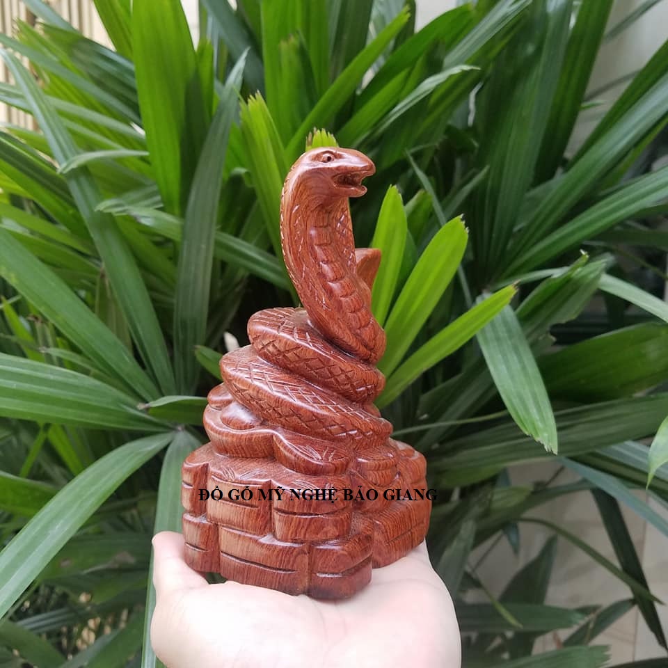 Tượng con rắn gỗ hương