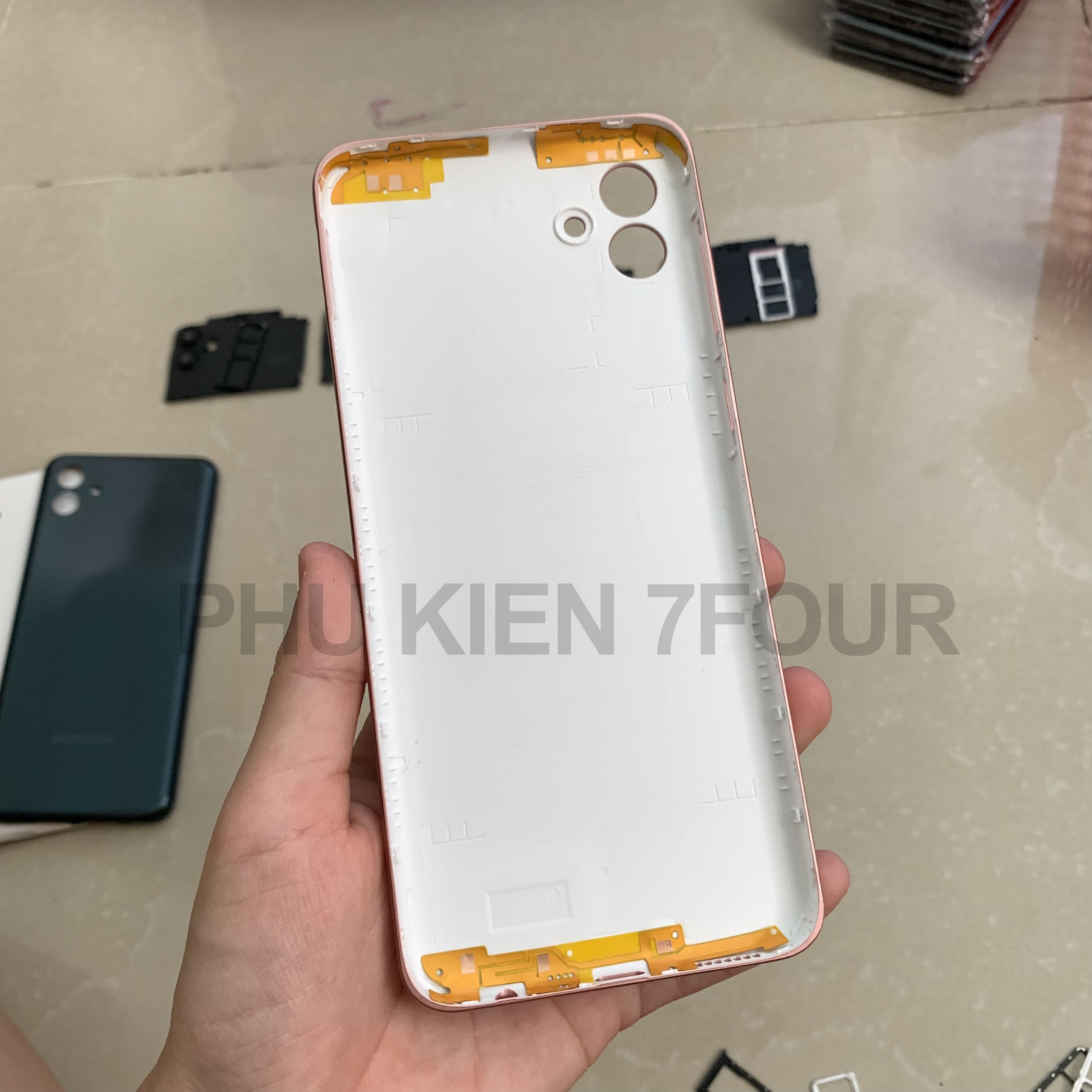 Vỏ Nắp Lưng Samsung A04 Có Kính Camera Và Nút - 7Four
