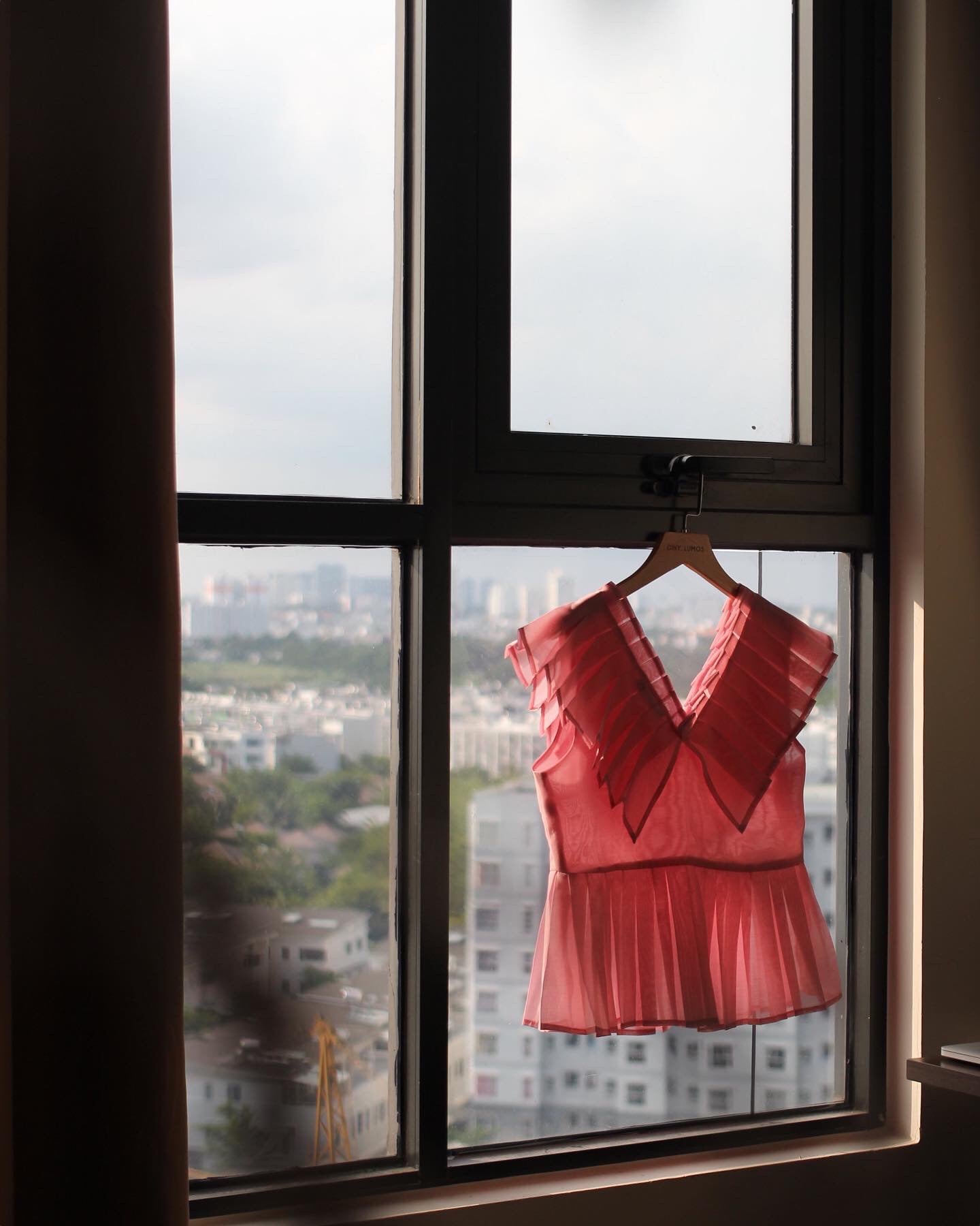 Áo kiểu dập li cổ | Capella Top - Gihy.lumos