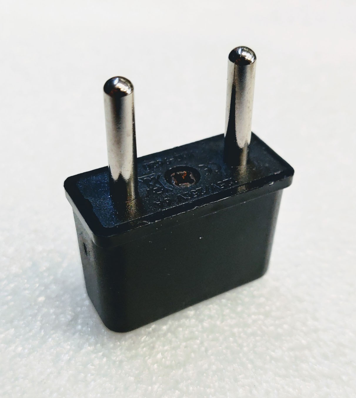 Phích cắm chuyển đổi từ 2 chân dẹt sang 2 chân tròn