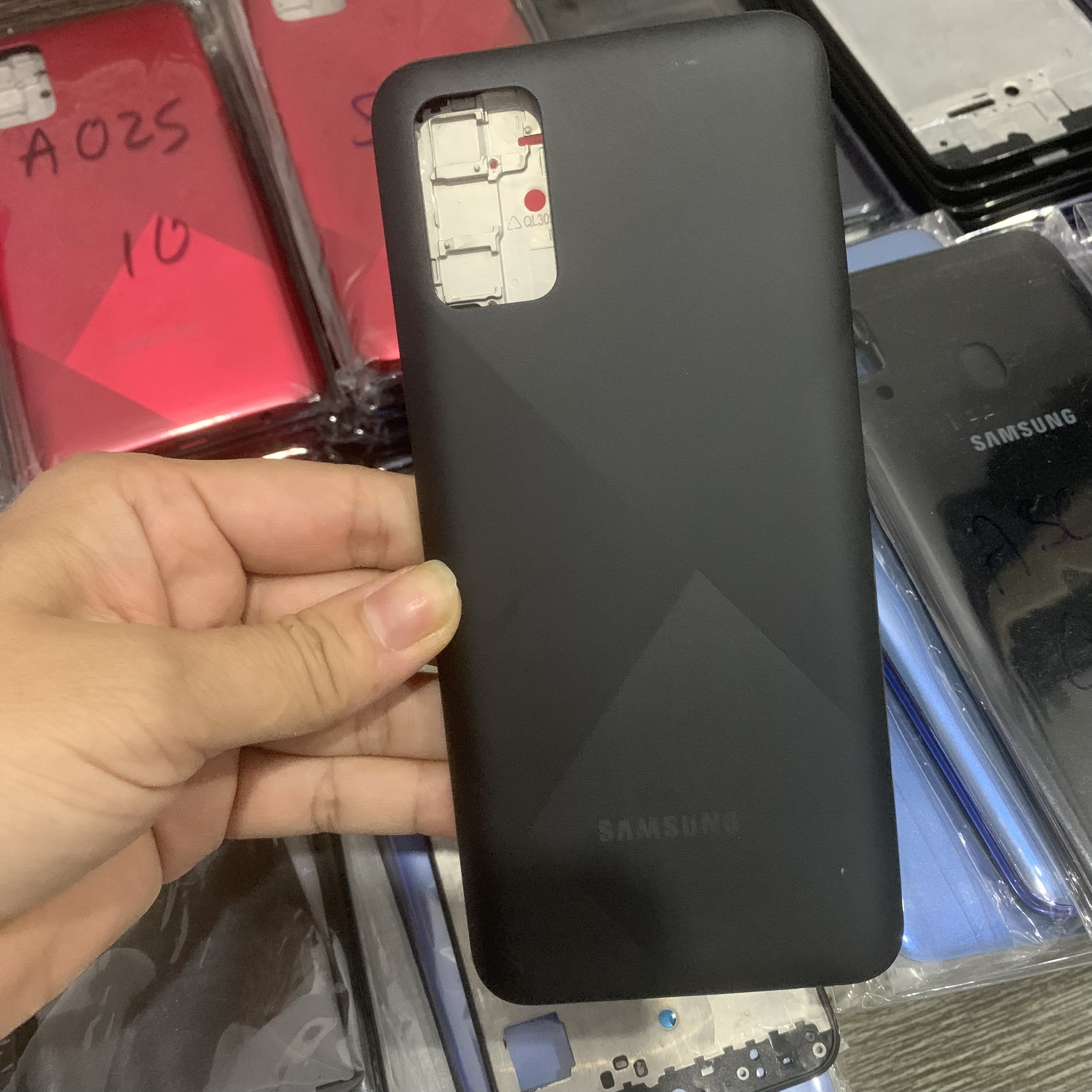 bộ vỏ samsung A02S ( gồm, sườn,lưng,maket, nút bấn)