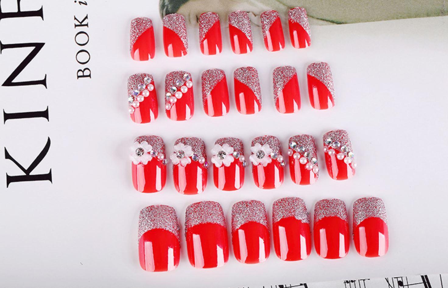 Bộ 24 móng tay giả đỏ đính đá hoa (keo sẵn)