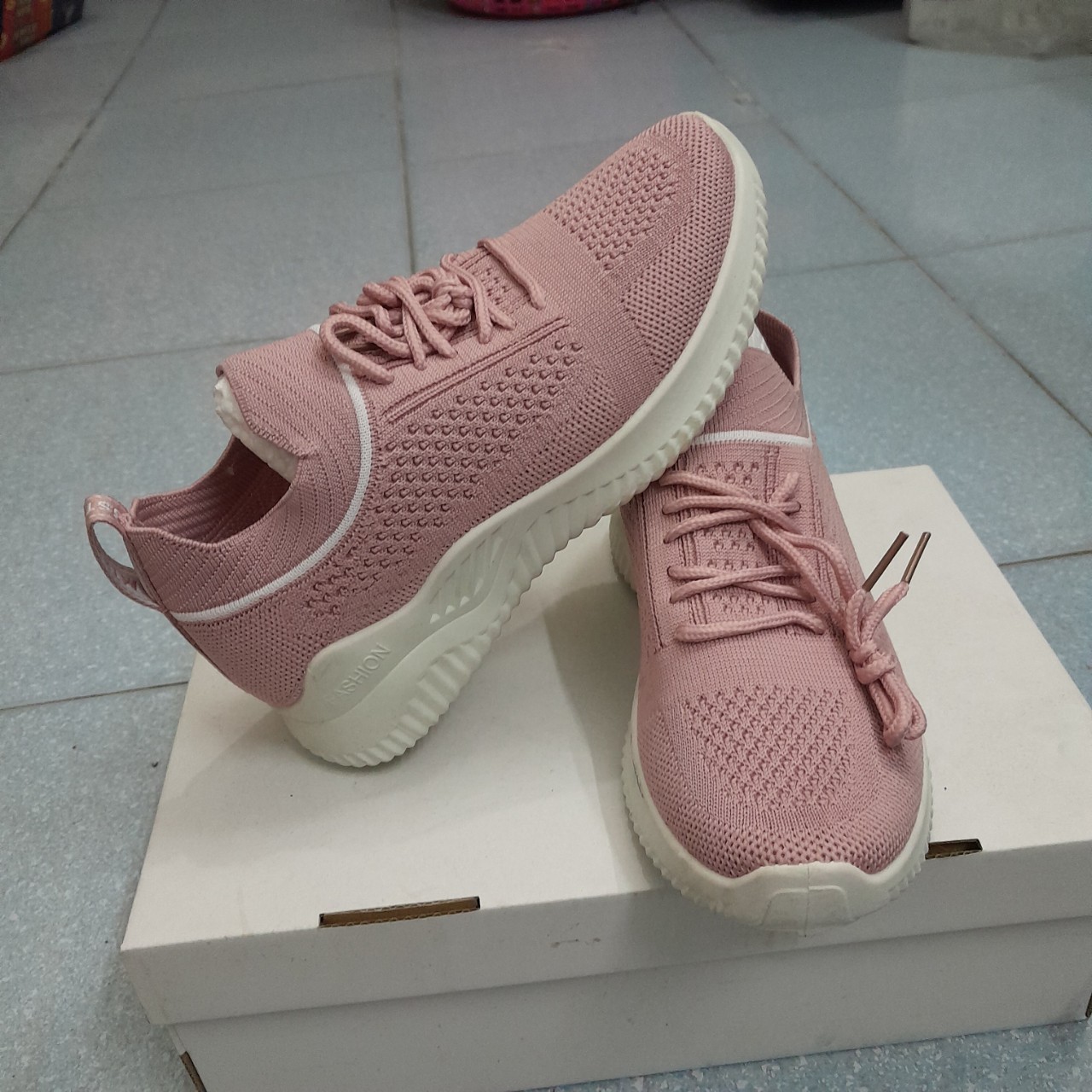 Giày sneaker cổ chun