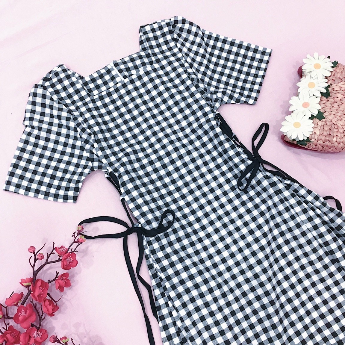 Đầm kẻ đen cổ vuông đan dây
