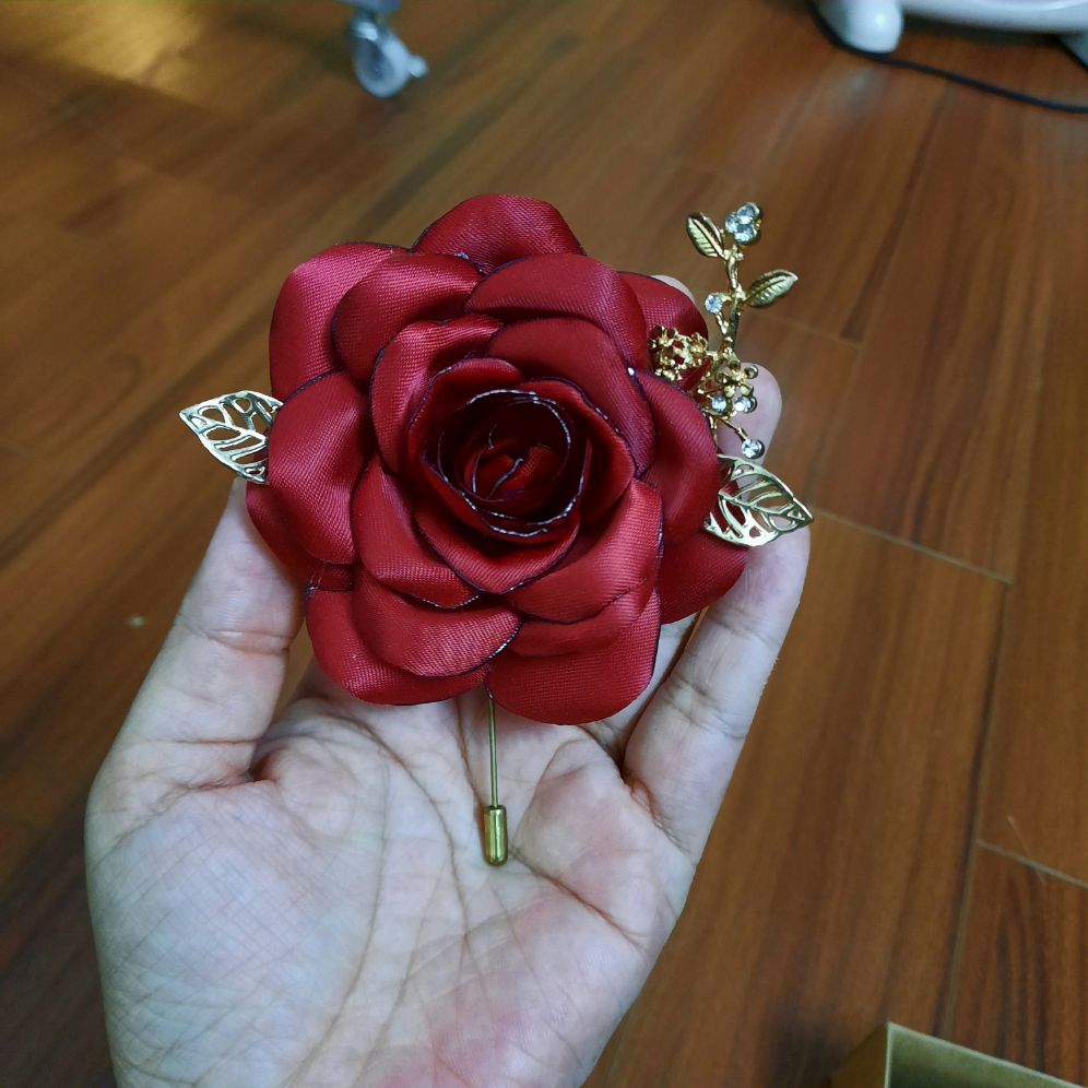 Bông hoa lụa cài áo màu đỏ