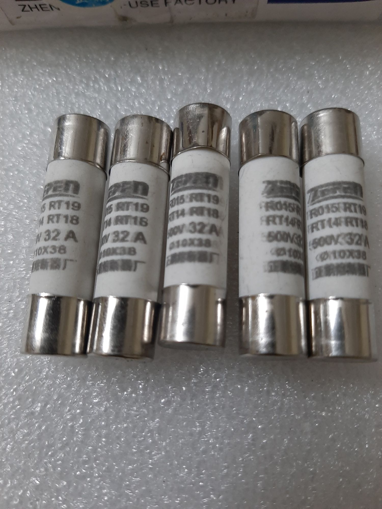 10 Cầu chì sứ 32A 10x38