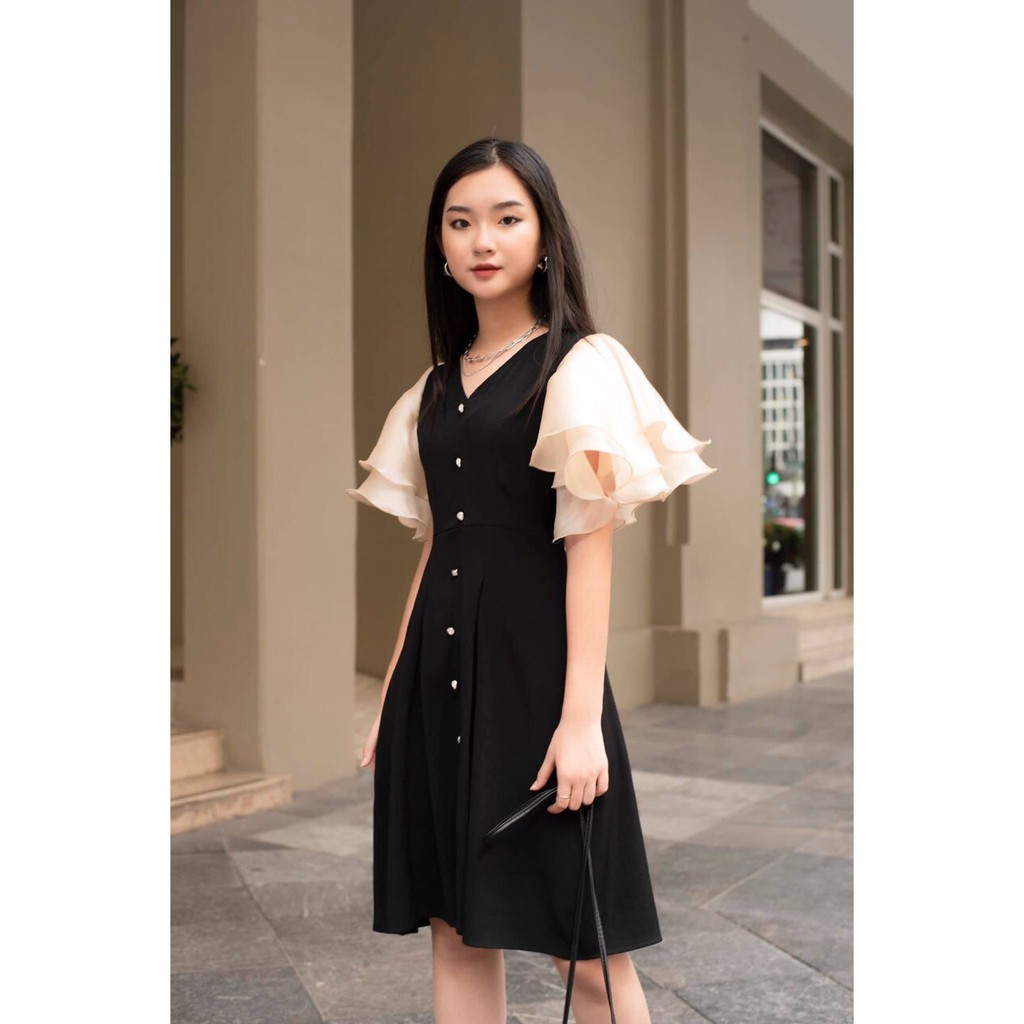 Đầm đen phối tay trắng bèo