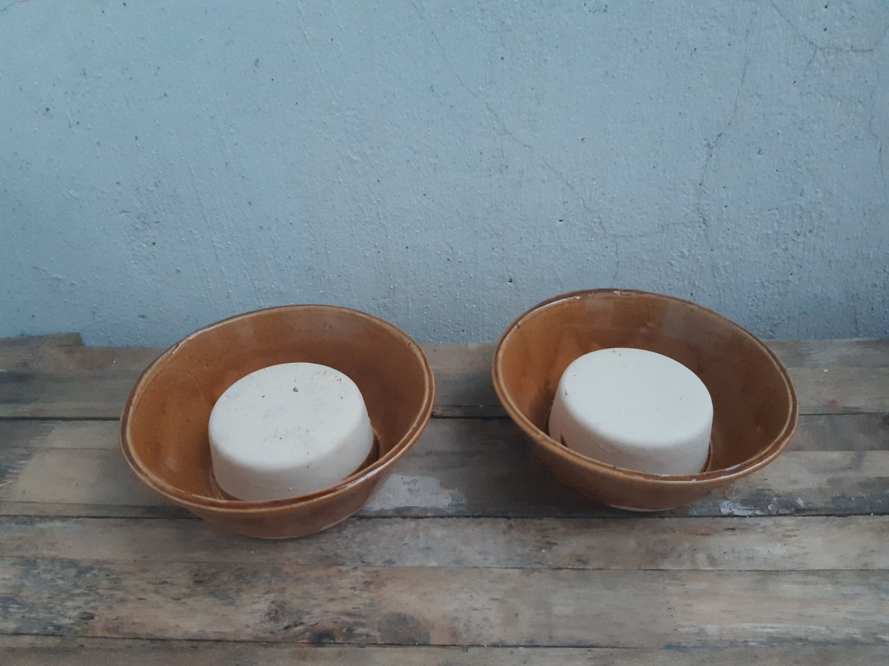 Chén kê chân tủ 4 chén