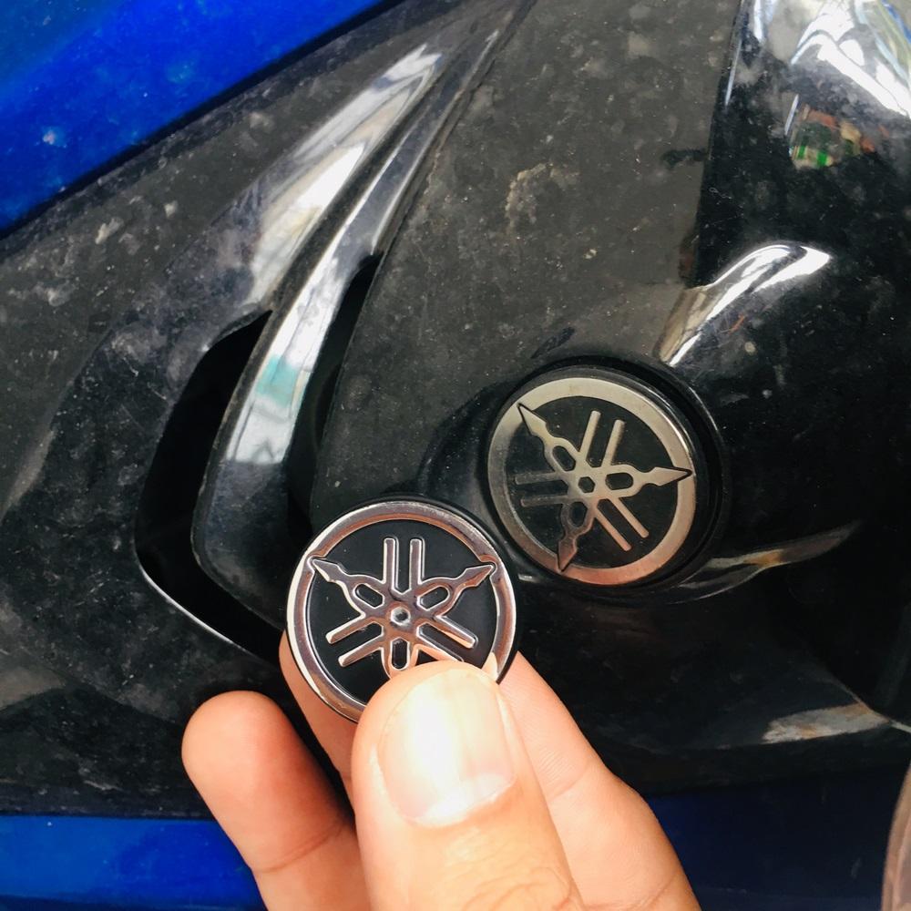[MỌI NGƯỜI ƠI MỌI NGƯỜI] HUY HIỆU,LOGO YAMAHA TRANG TRÍ XE MÁY KEO 3M SIÊU DÍNH DÀNH CHO XẾ YÊU (MÀU BẠC)