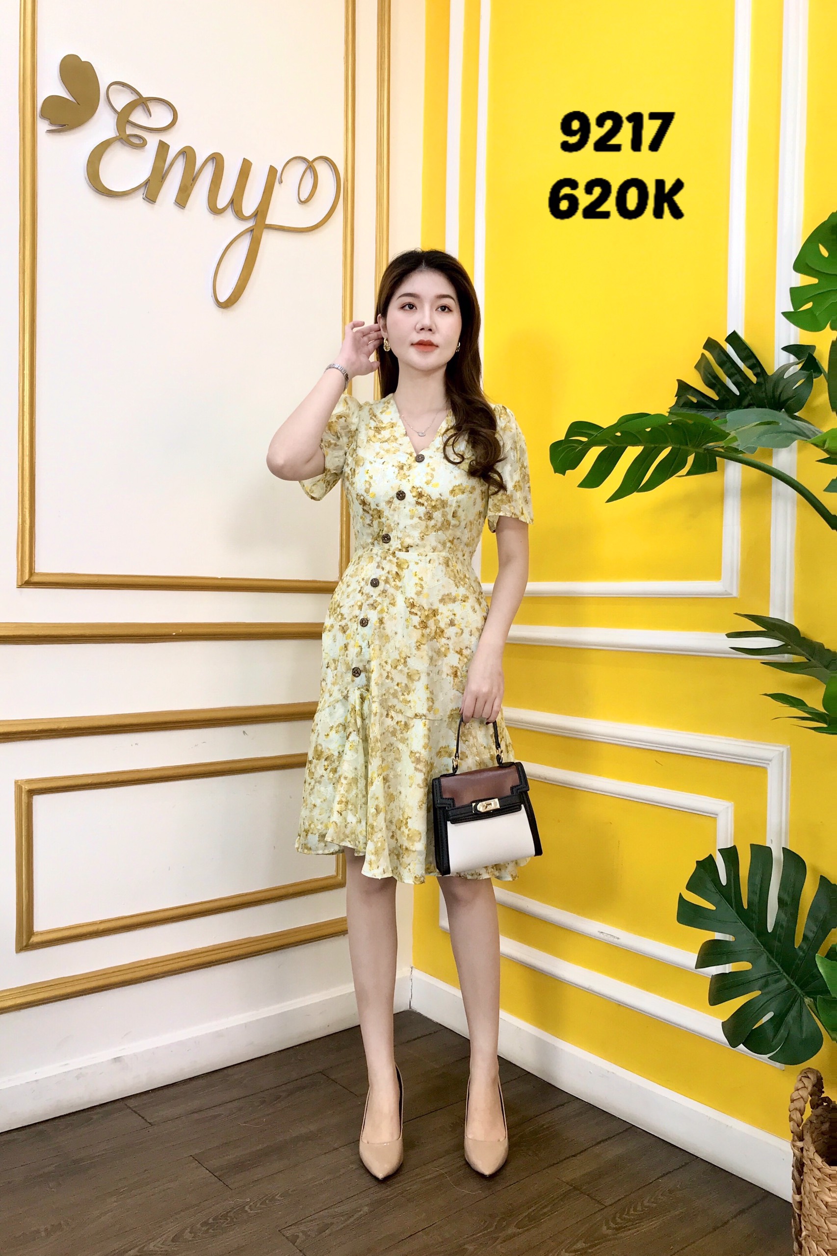 Đầm EMY EM9217 Xoè Cổ V Nền Loang