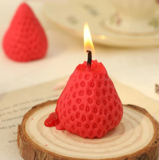[Hàng tặng không bán] Nến thơm dâu tây