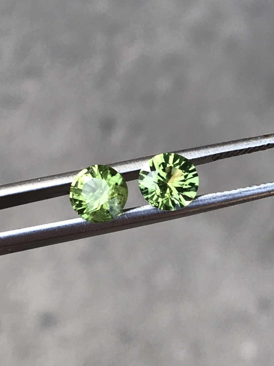 ĐÁ PERIDOT TỰ NHIÊN ( kt 5 mm)