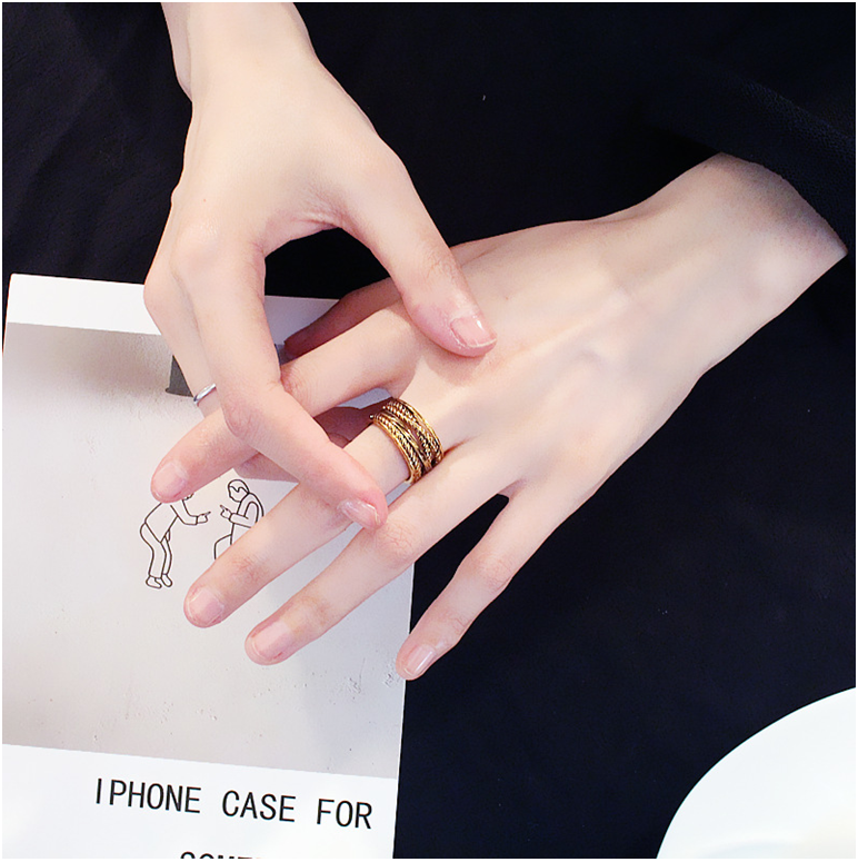 Nhẫn bản to đan chéo cá tính