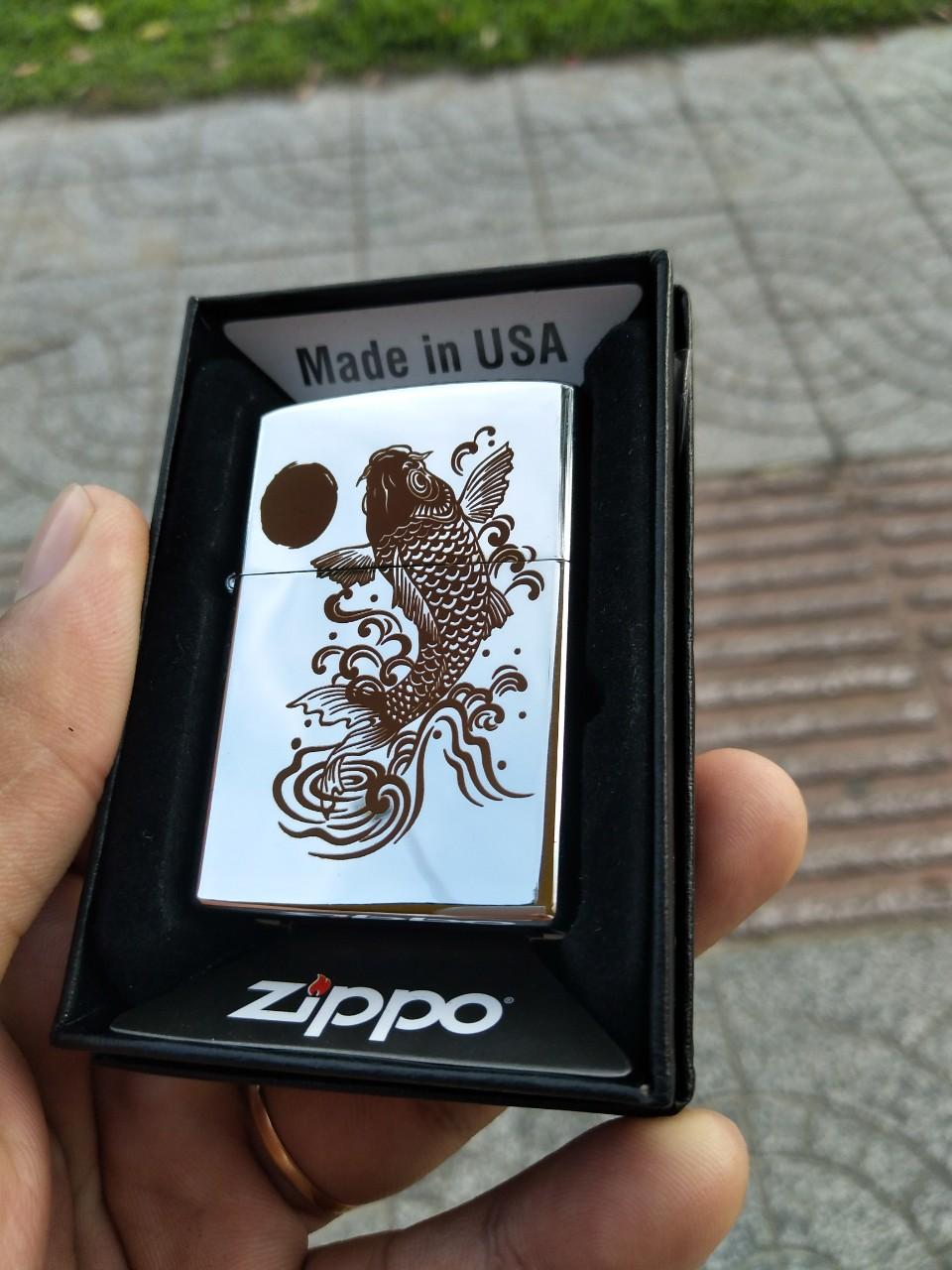 [HCM]Zippo Khắc Laze Cá Chép Vượt Vũ Môn - Zippo giá rẻ tem đỏ