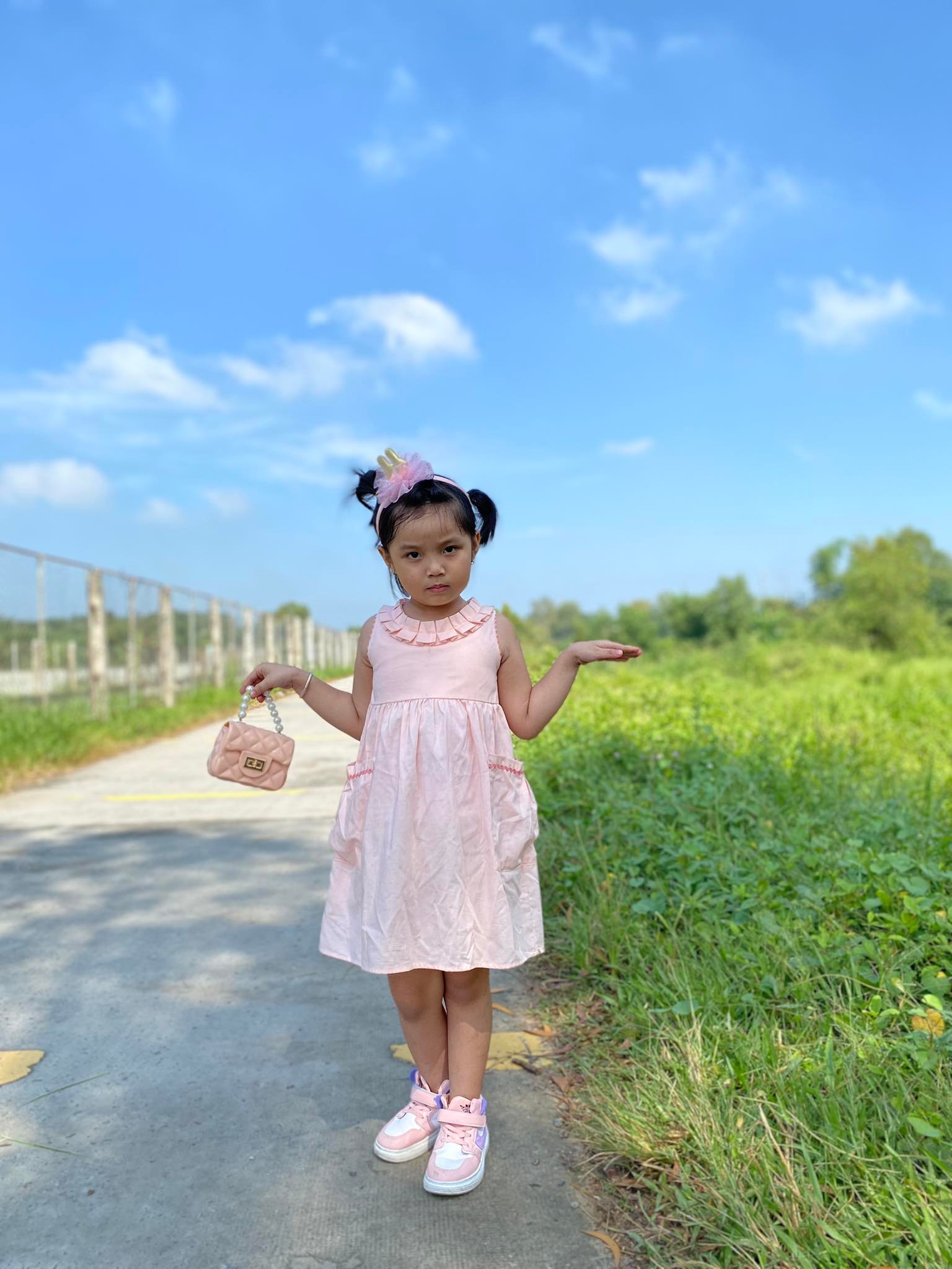 Đầm linen xếp ly cổ
