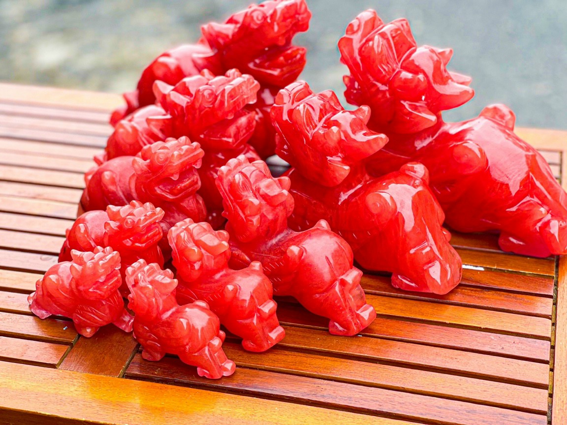 Cặp tỳ hưu phong thủy , tỳ hưu cánh tiên đá núi lửa obisidian đỏ - dài từ 10cm - 20cm
