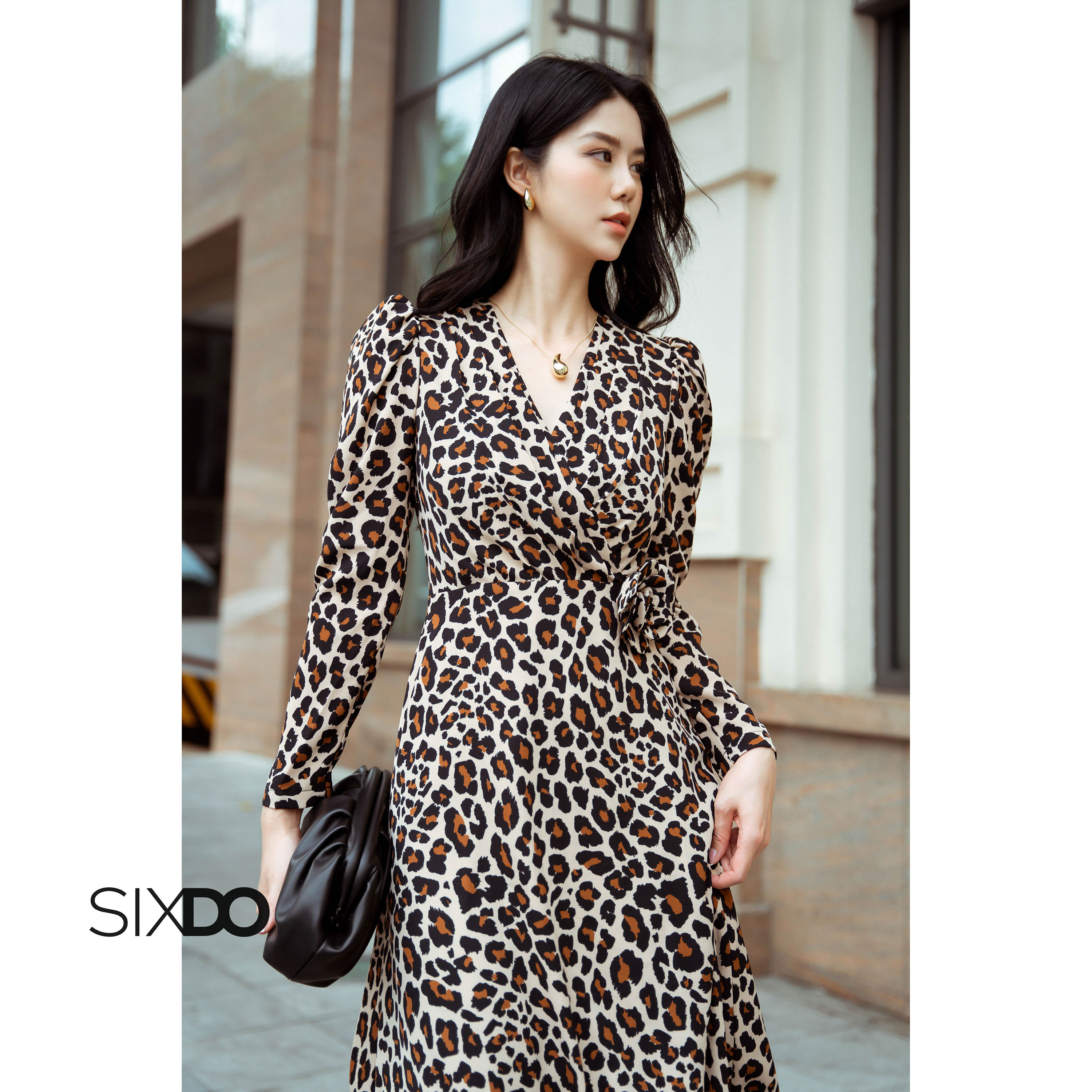 Đầm lụa họa tiết da báo cổ V SIXDO (Brownish-beige Leopard Midi Silk Dress With Flower)