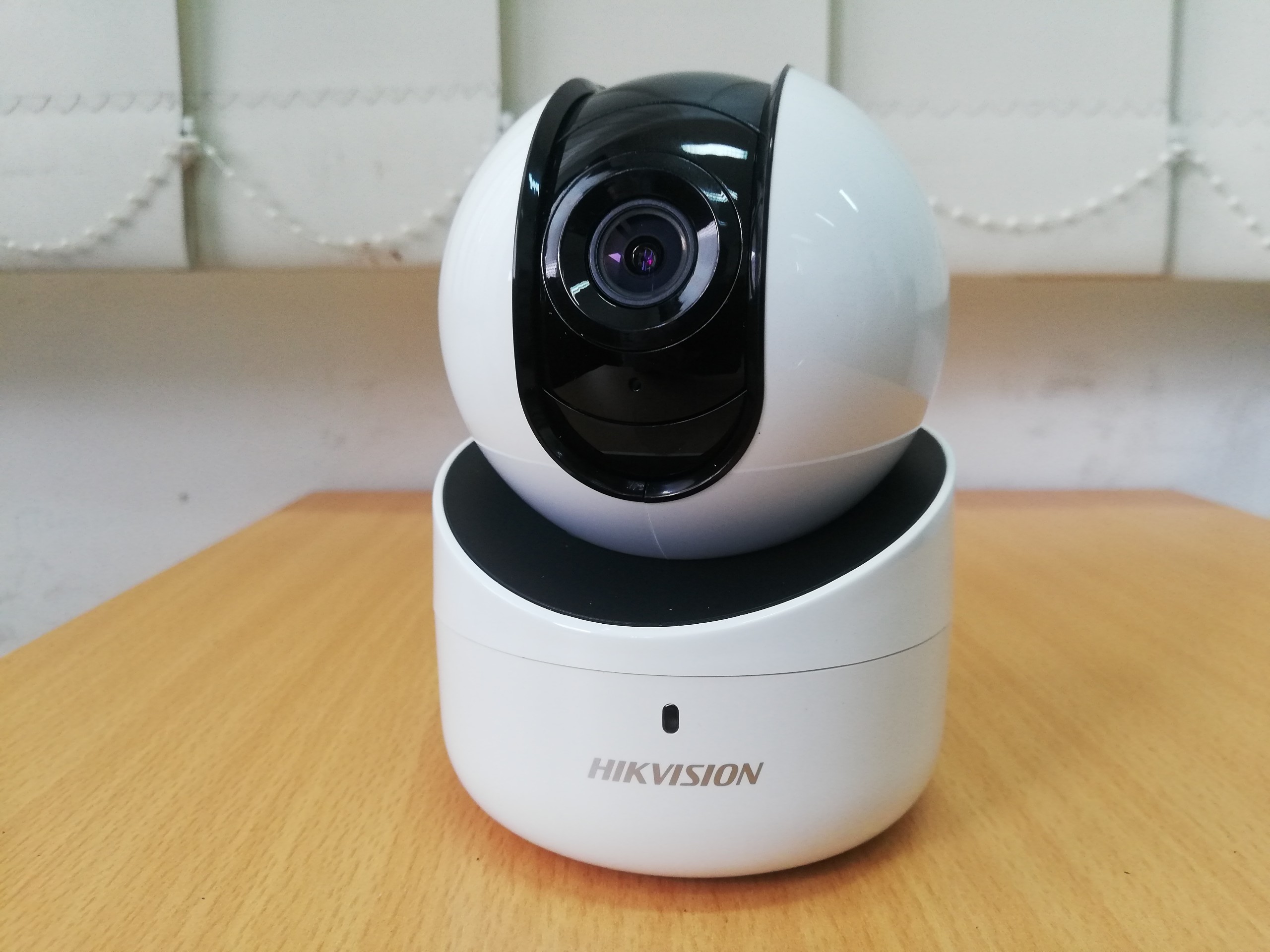 Camera HIKVISION DS-2CV2Q21FD-IW(B) Wifi 2MP xoay 4 chiều